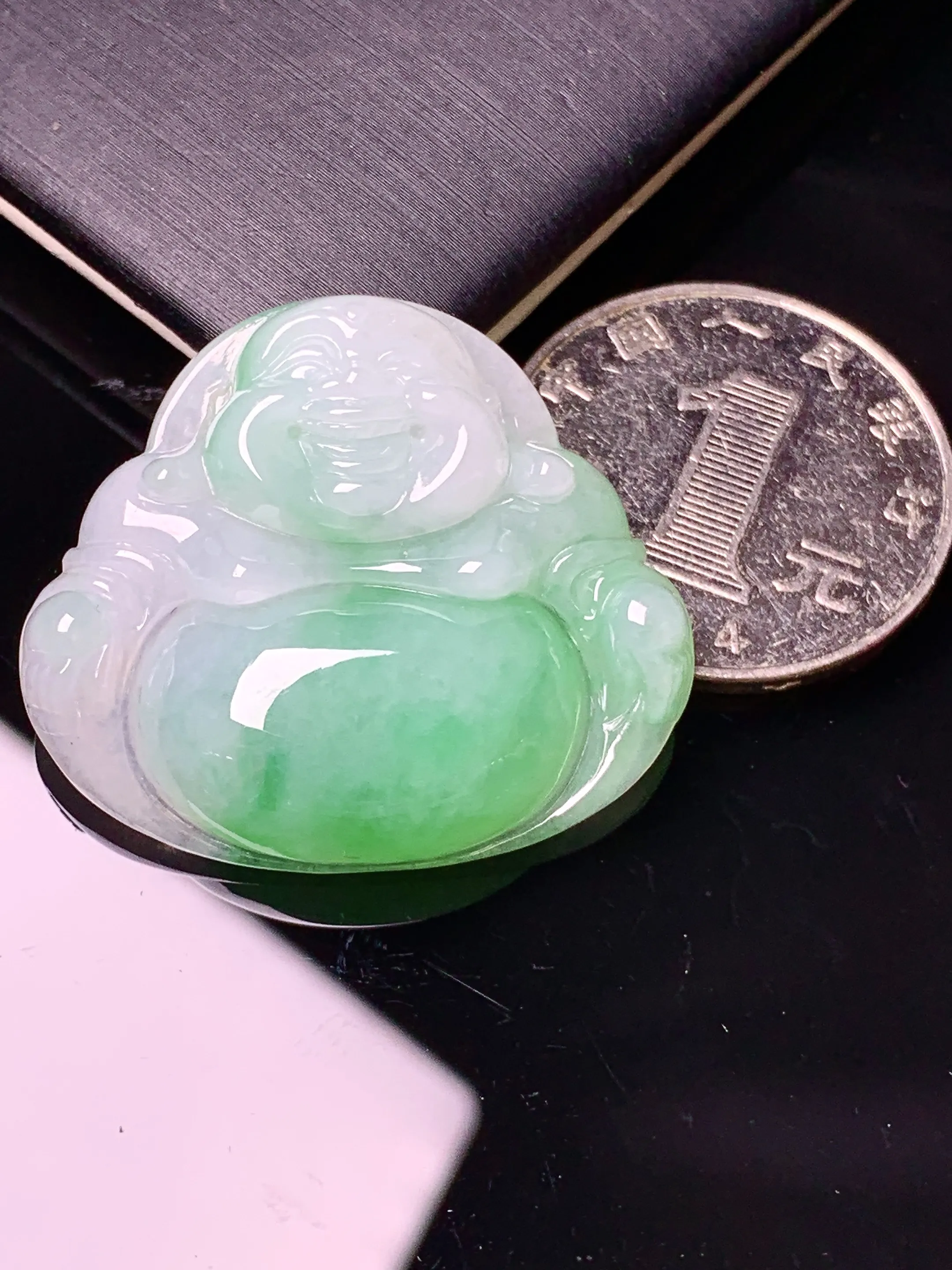 飘绿佛公吊坠 玉质细腻 色泽清新艳丽 整体尺寸28.8*33*7