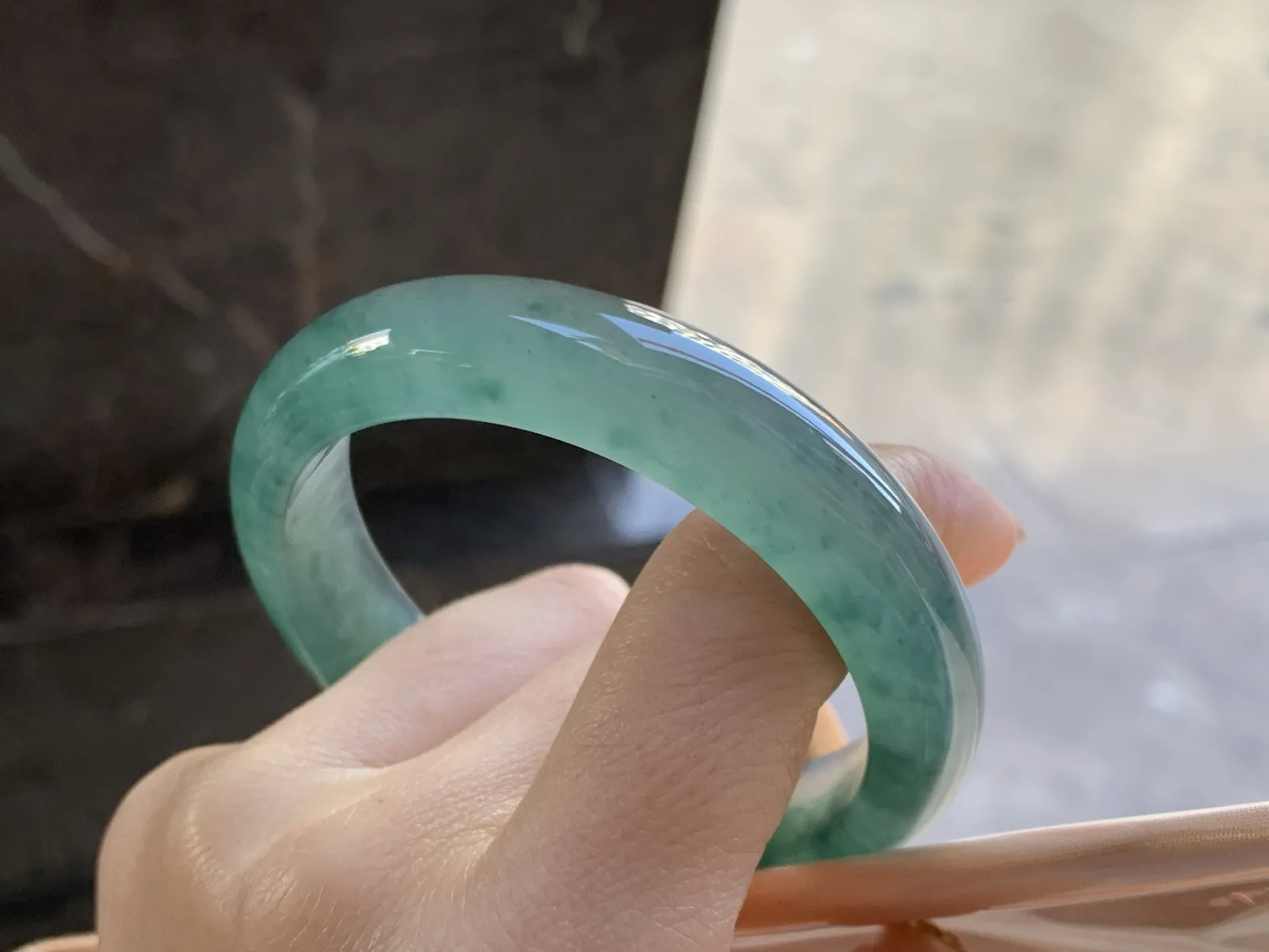 冰种飘花手镯
尺寸：54-13-7.7mm
种老肉细 实物漂亮耐看的料子