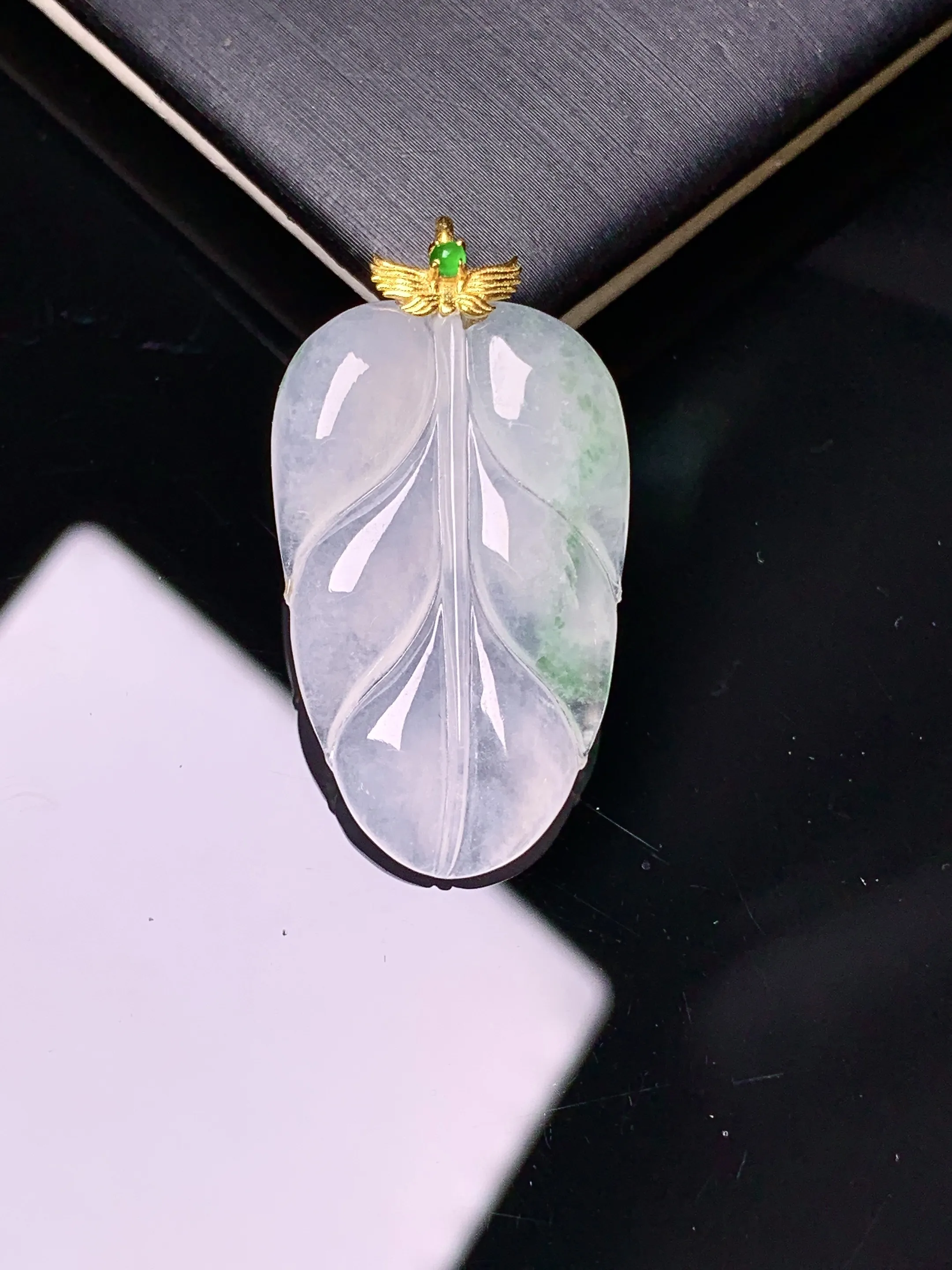 18k金镶嵌冰种飘绿树叶吊坠 玉质细腻 色泽清新艳丽 整体尺寸33.6*18*3.5