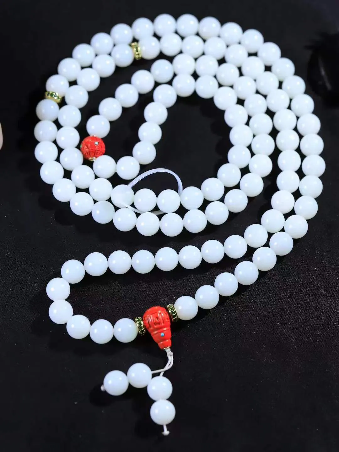 【链.108】

精品️和田玉白玉圆珠挂链 玉质温润细腻 油性十足 佩戴舒适。珠珠落玉盘，间关莺语