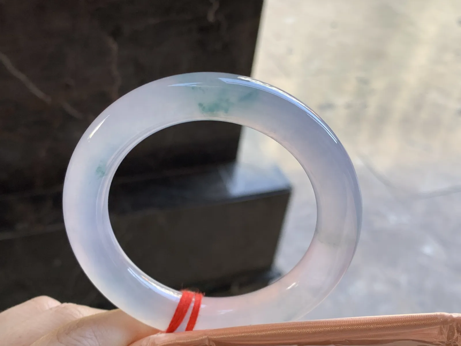 冰味飘花圆条手镯
尺寸：57-11.7-11.8mm
种老肉细 冰味十足