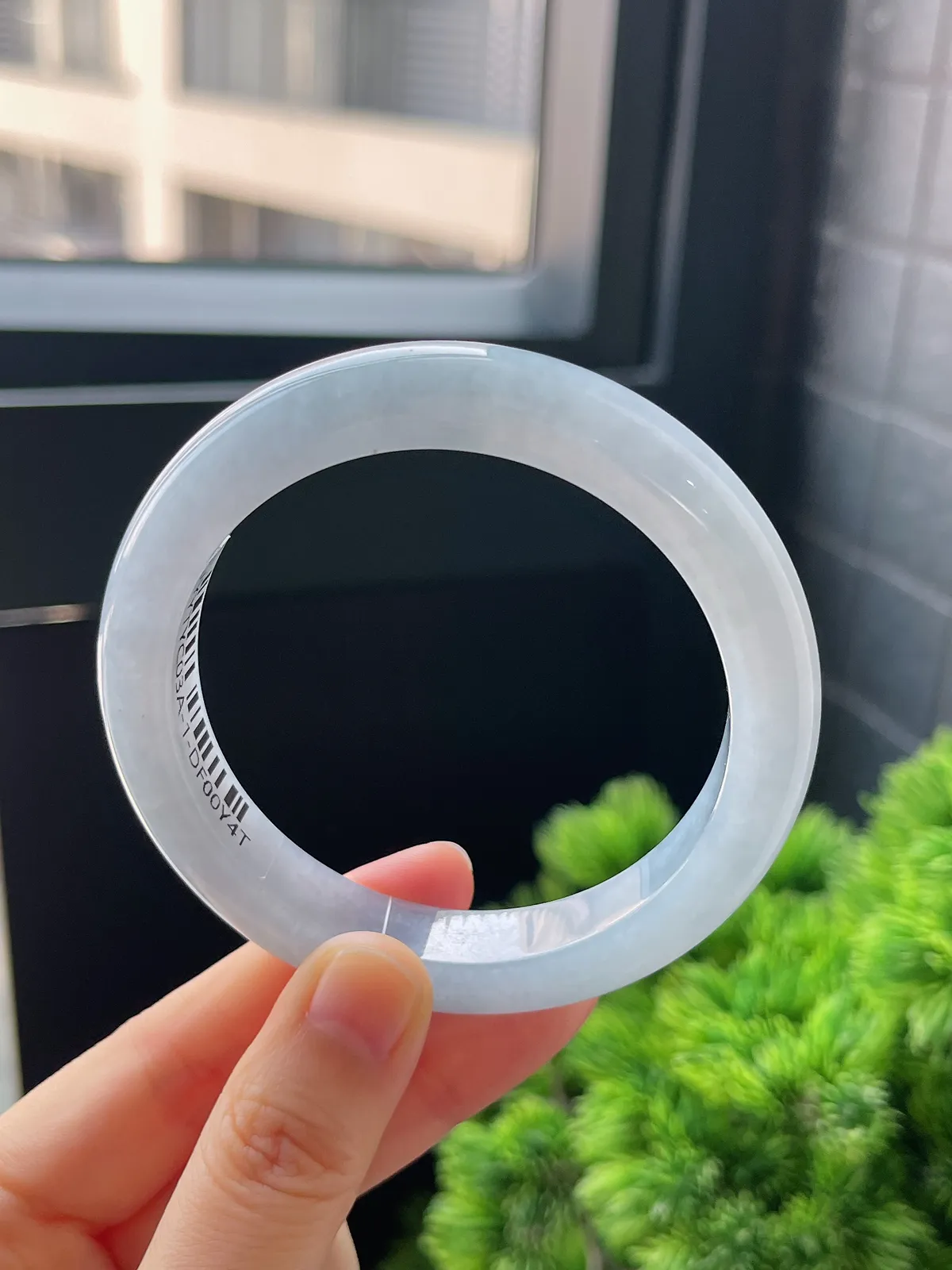 正圈57.9圈口，翡翠冰糯种淡蓝色手镯