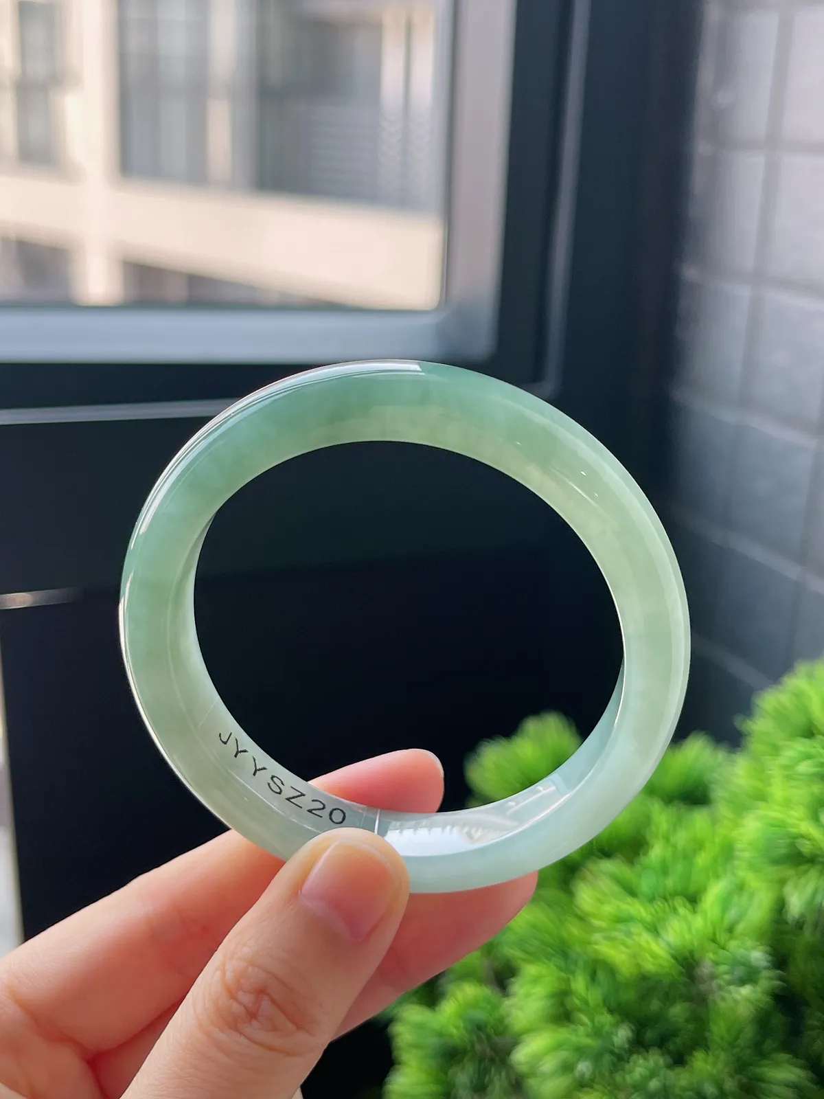 正圈54.6圈口，翡翠冰糯种飘绿手镯