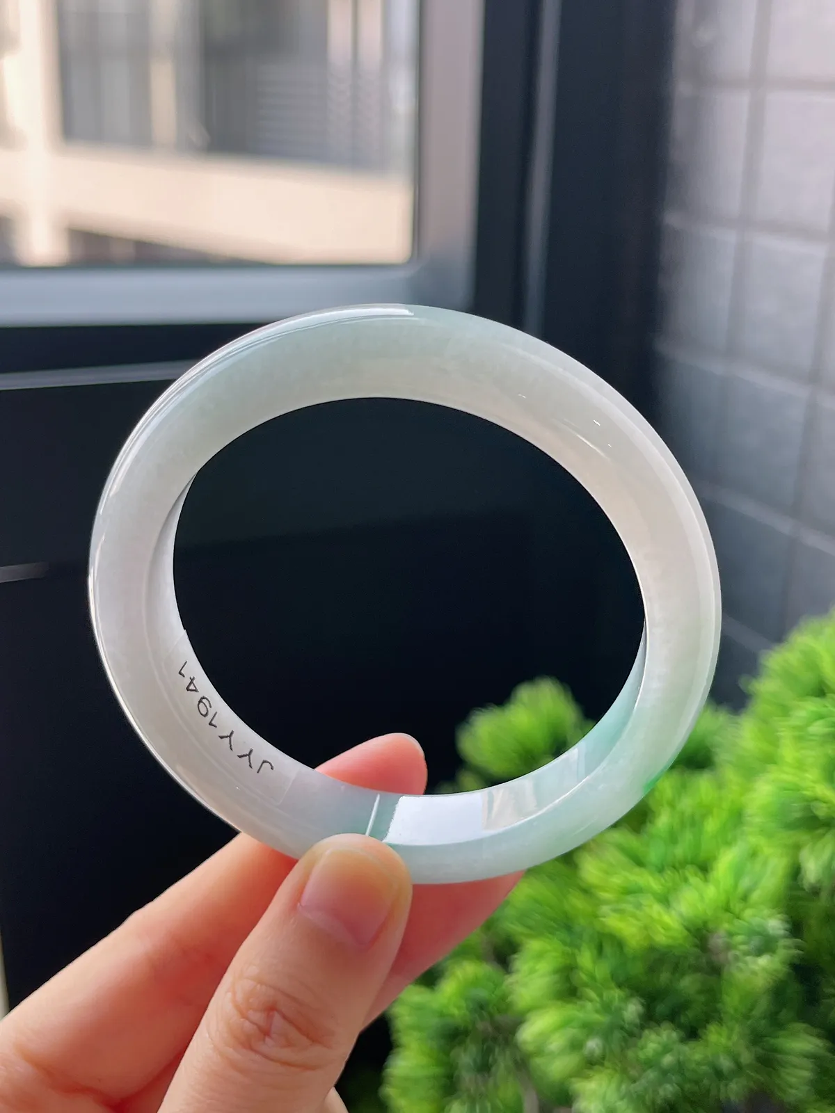 正圈57.6圈口，翡翠冰糯种飘绿手镯