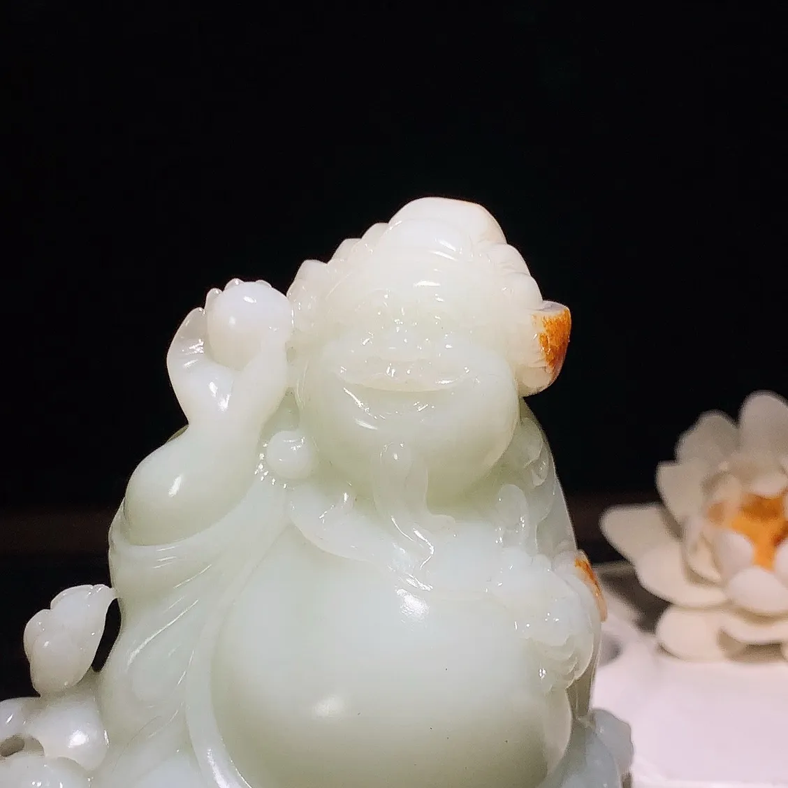 新疆和田玉白玉财神小挂摆件！尺寸95/92/55重502.5克。玉质细腻油润。手推出油。品相大气 lt260202