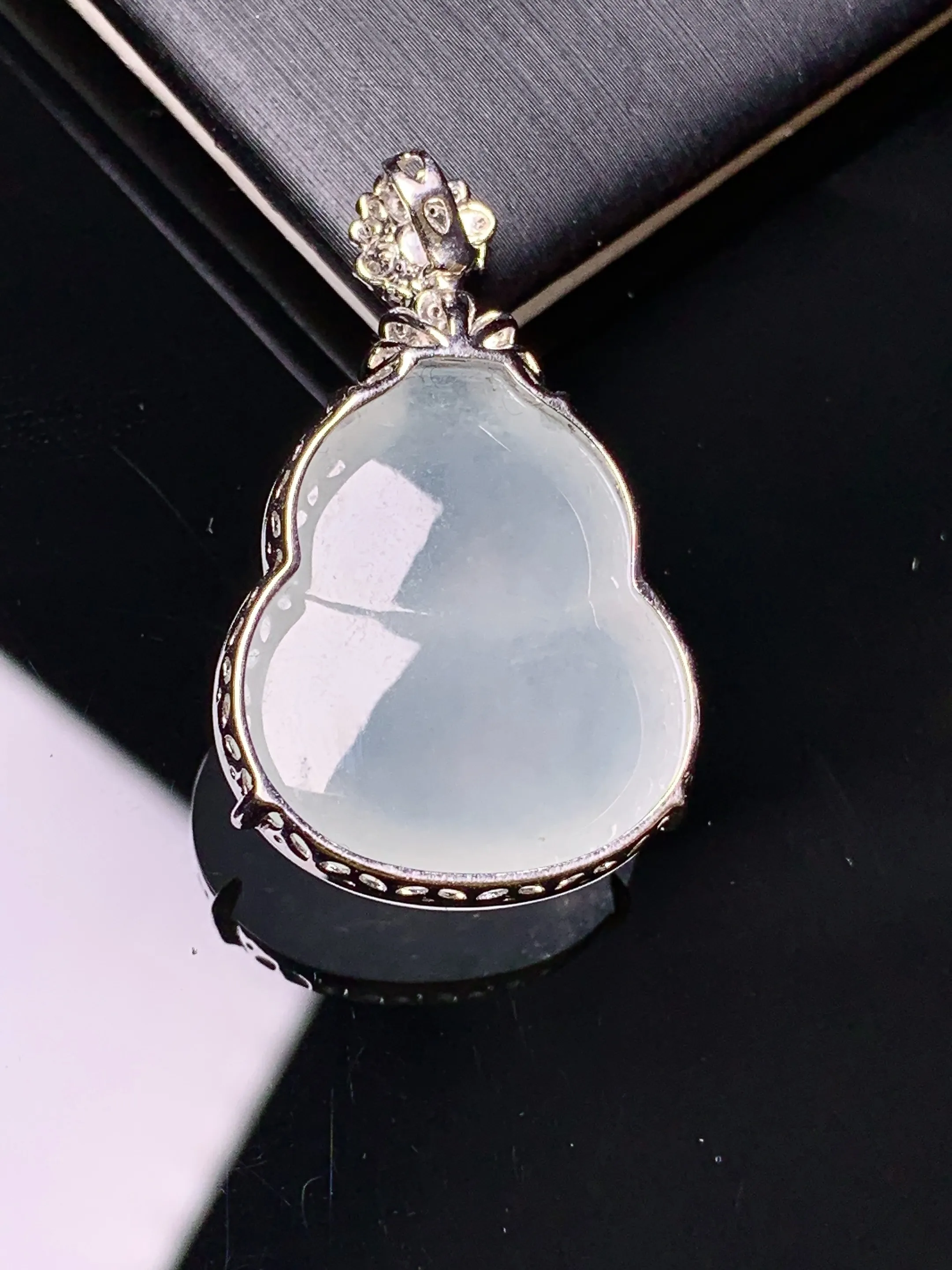 18k金钻镶嵌冰种葫芦吊坠 玉质细腻 色泽清新艳丽 整体尺寸32.5*20*8.3