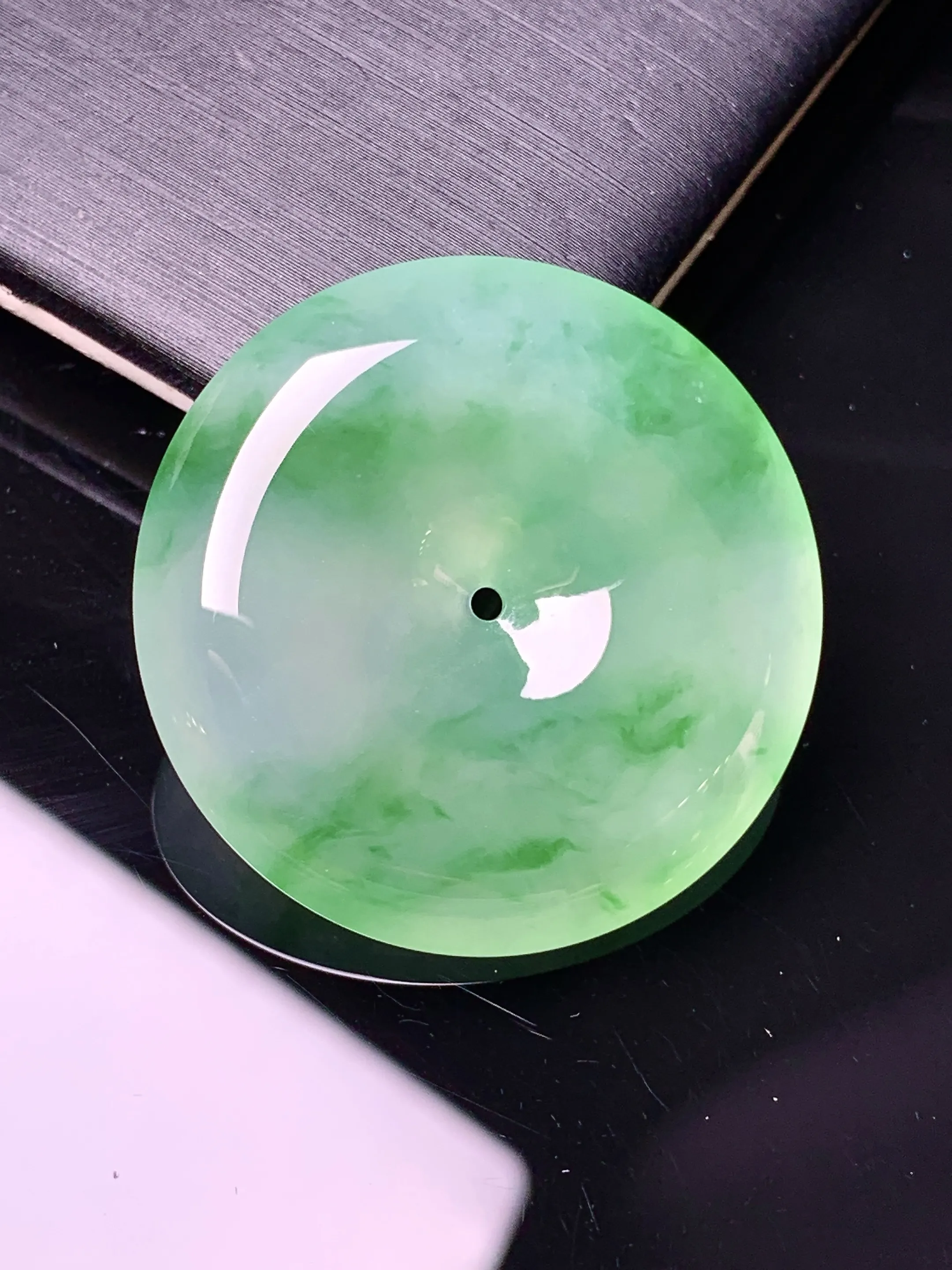 翠绿平安扣吊坠 玉质细腻 色泽清新艳丽 整体尺寸30.8*6