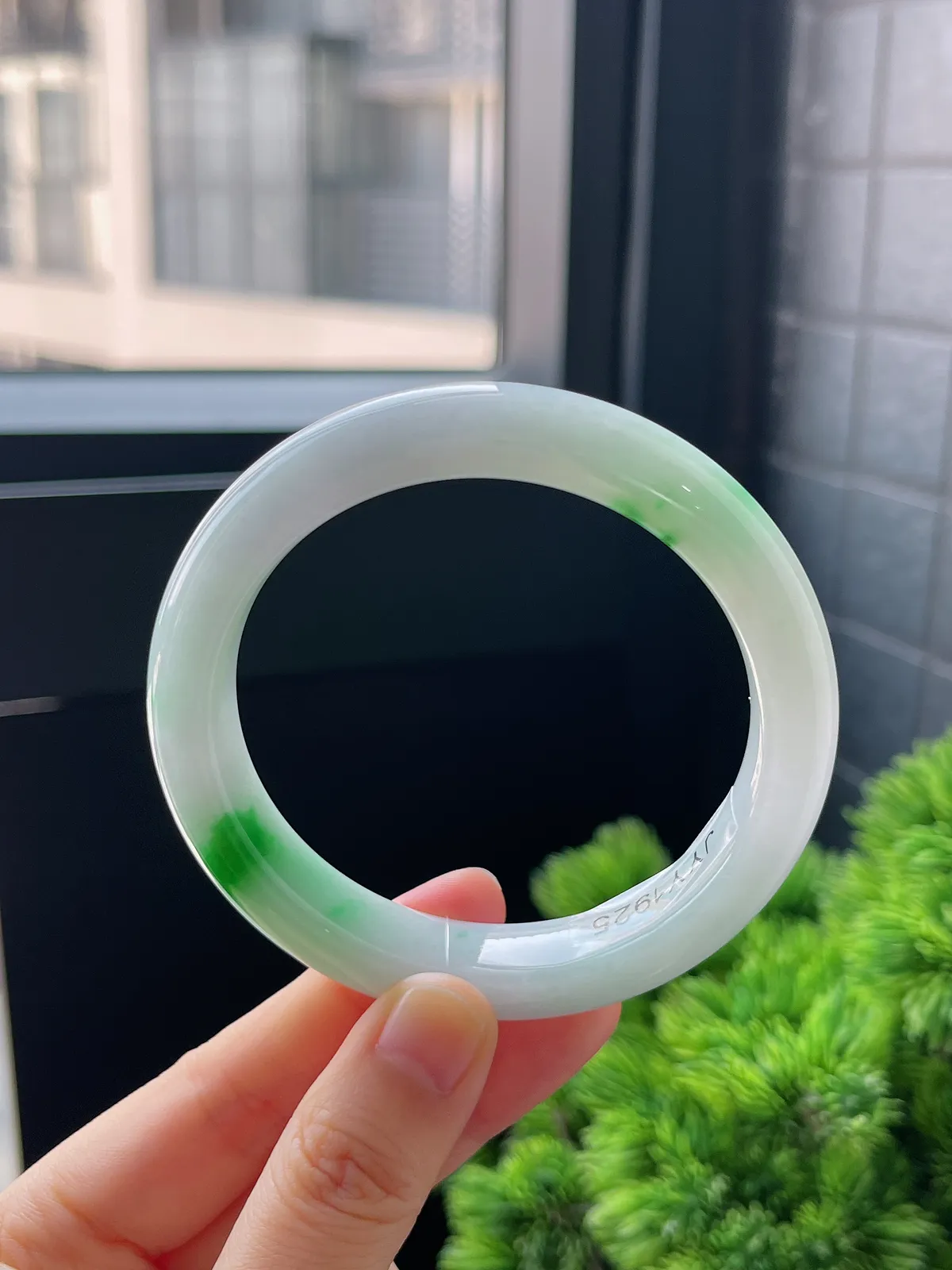 正圈58圈口，翡翠糯化种飘绿手镯，白底青