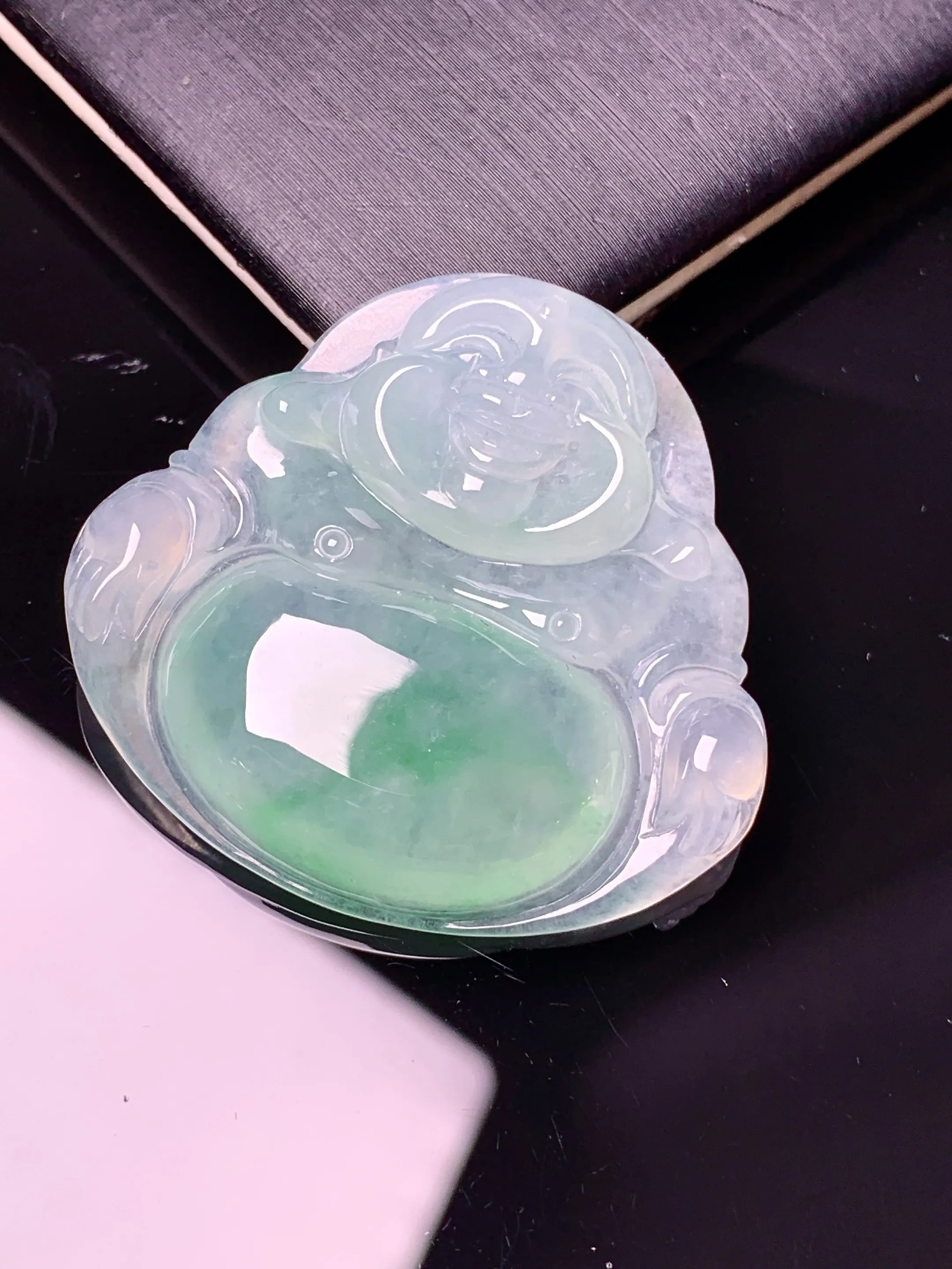 冰种飘绿佛公吊坠 玉质细腻 色泽清新艳丽 整体尺寸33*35.5*6.2