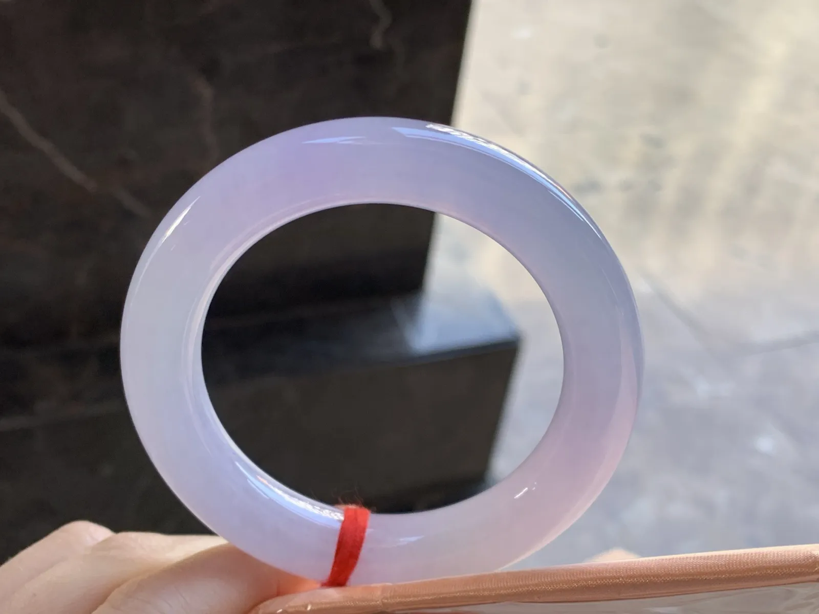 冰紫圆条手镯
尺寸：55.3-11.9-11.7mm
底子细腻干净 小清新