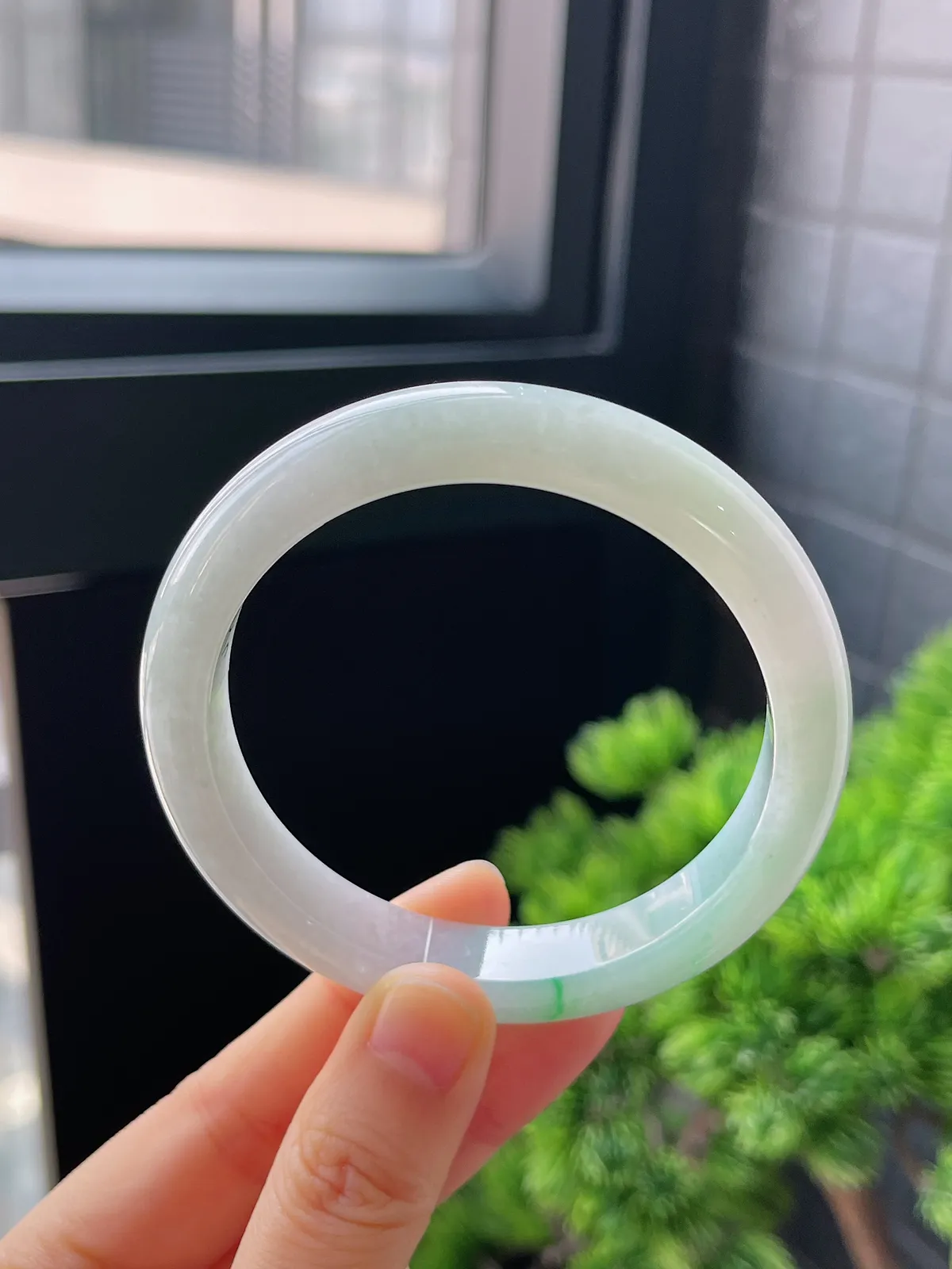 正圈57.9圈口，翡翠冰糯种飘绿手镯