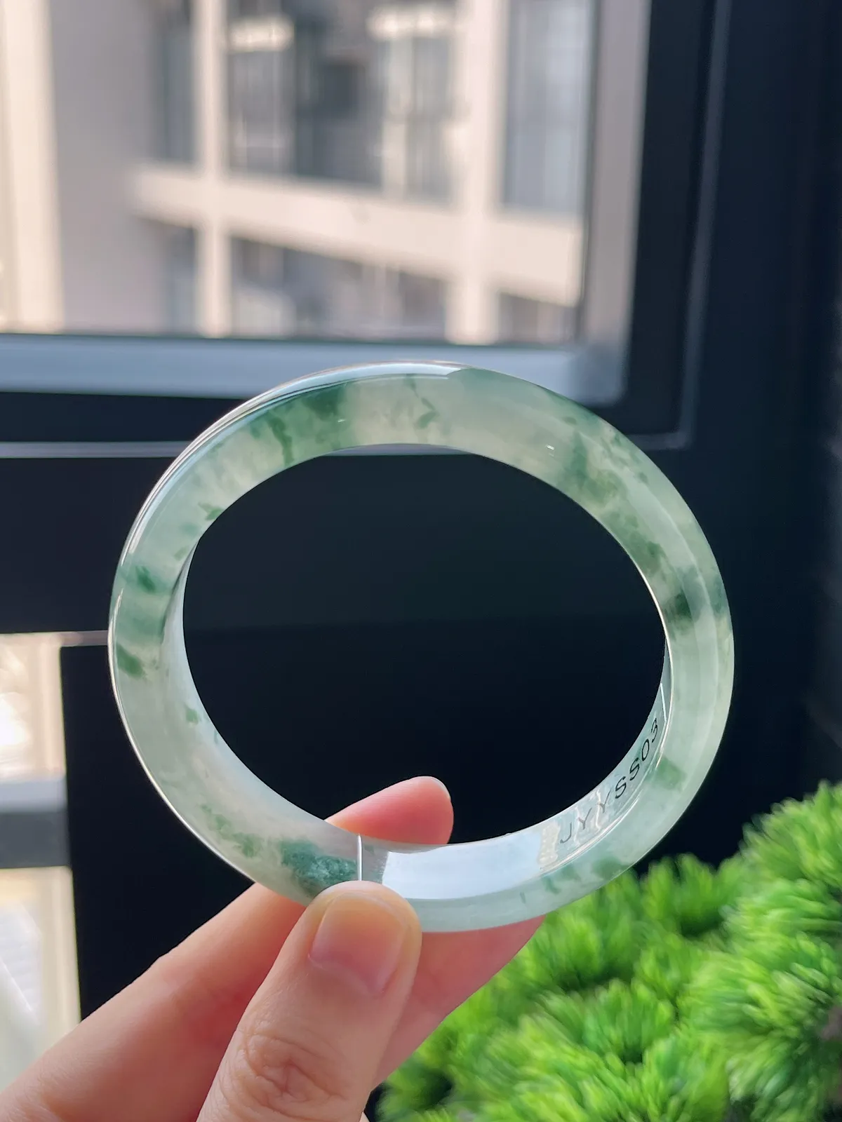 正圈58.8圈口，翡翠冰种飘绿手镯