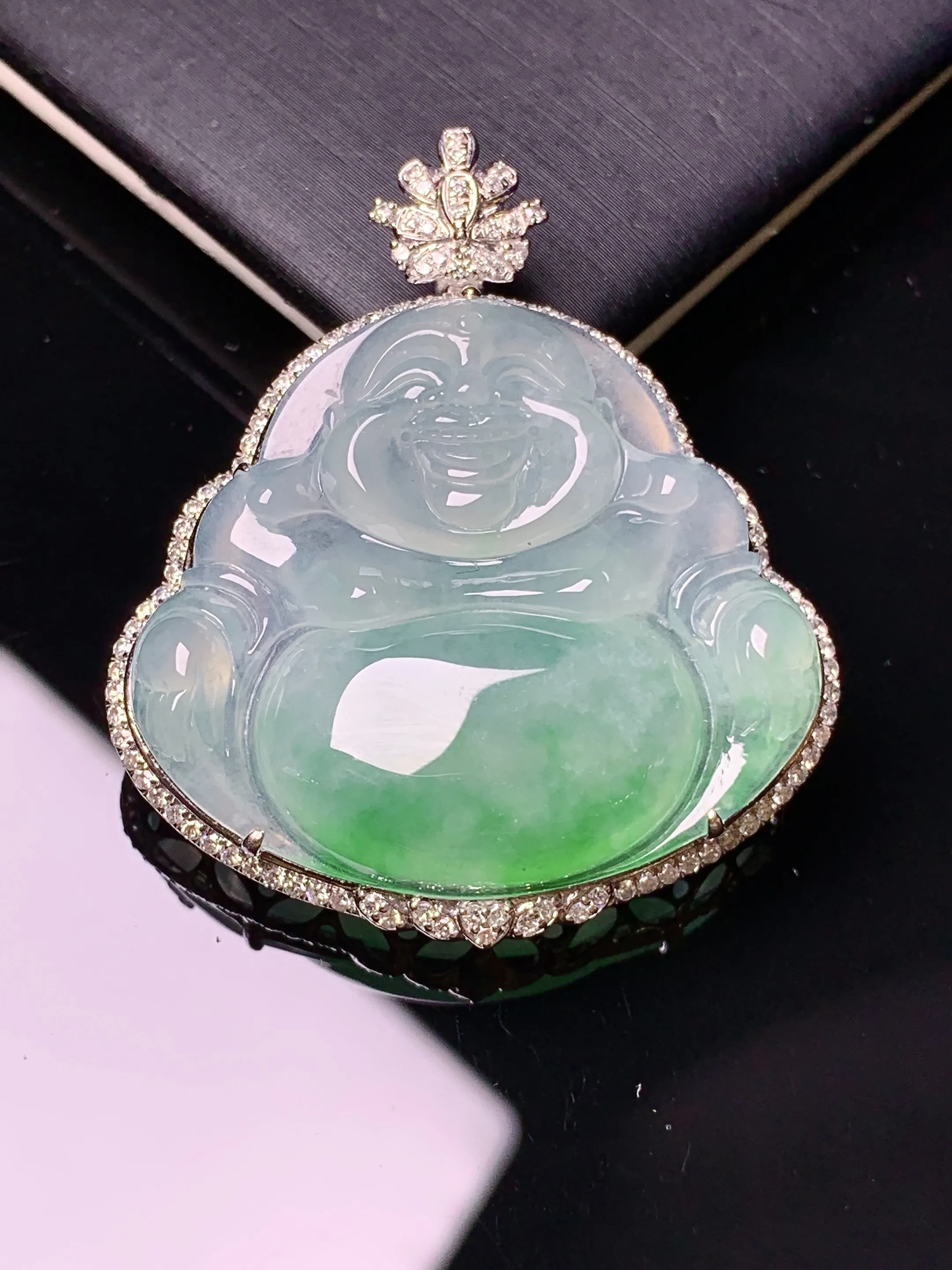 18k金钻镶嵌冰种飘绿佛公吊坠 玉质细腻 色泽清新艳丽 整体尺寸40.2*35*9.6