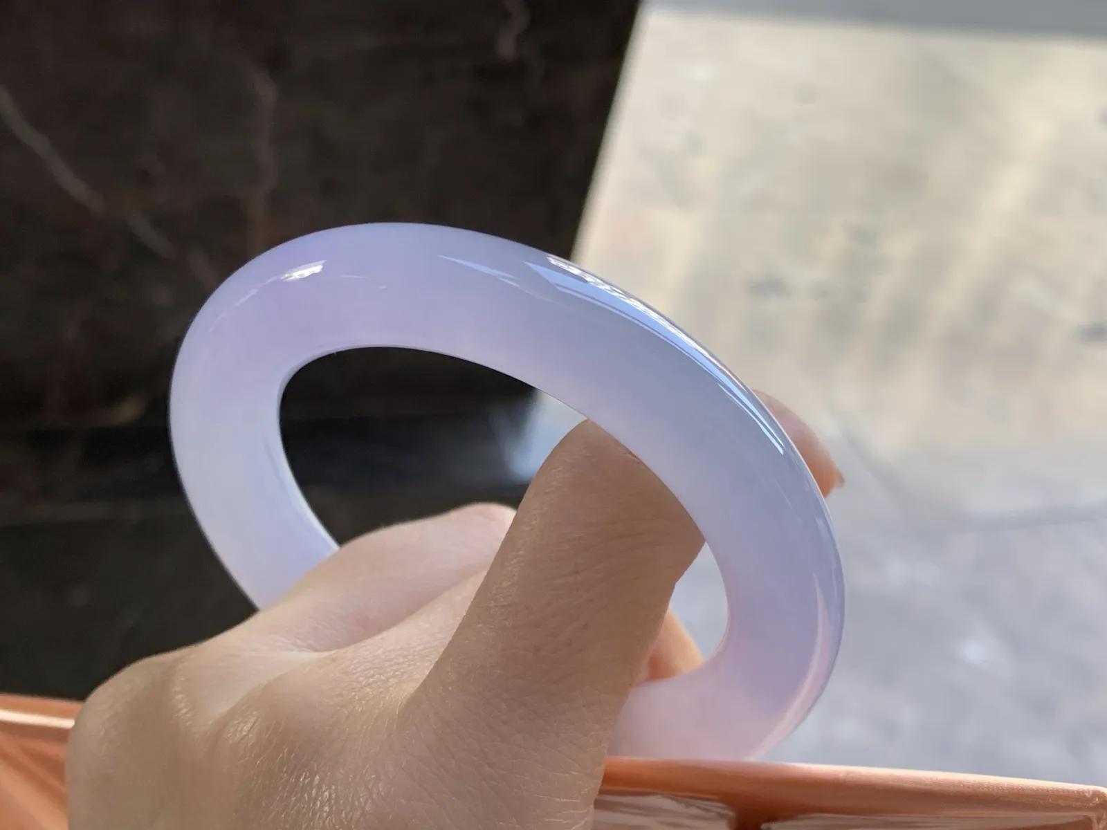 冰紫圆条手镯
尺寸：55.3-11.9-11.7mm
底子细腻干净 小清新