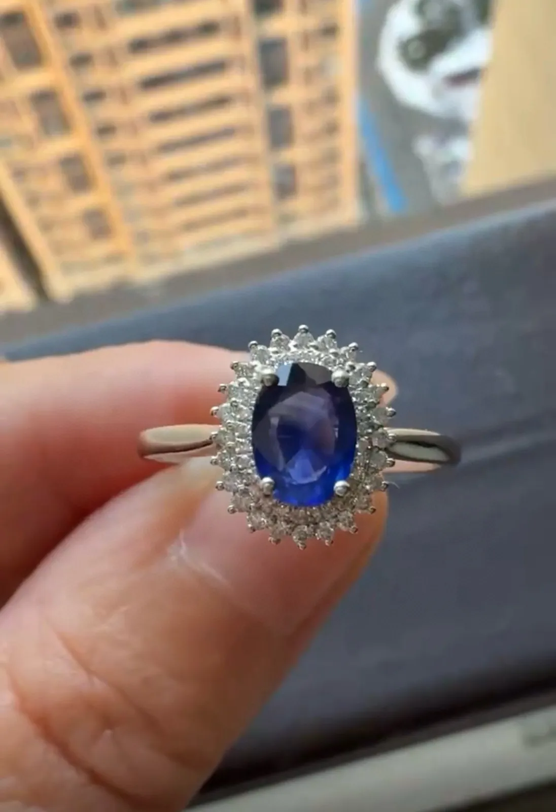 18k金钻石镶嵌蓝宝石戒指，尺寸11.5*9.6mm，重量2.748g，圈口19可改