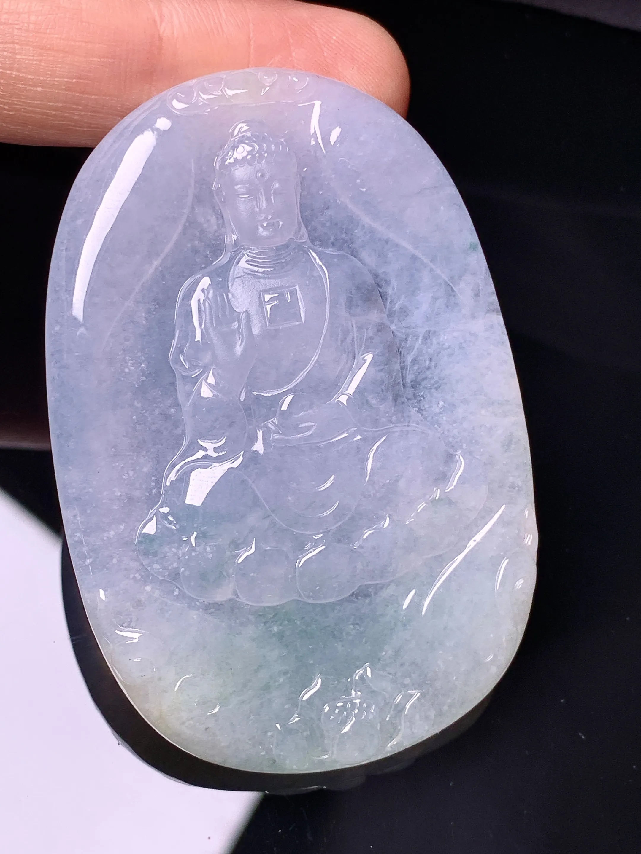 冰种大日如来佛祖吊坠 玉质细腻 色泽清新艳丽 整体尺寸57.3*39.3*5.2