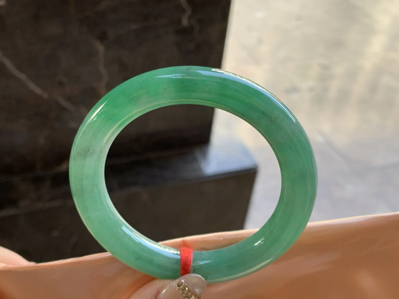 辣绿色色圆条手镯
尺寸：55.7-11.1-10.6mm
颜色浓郁 上手好看