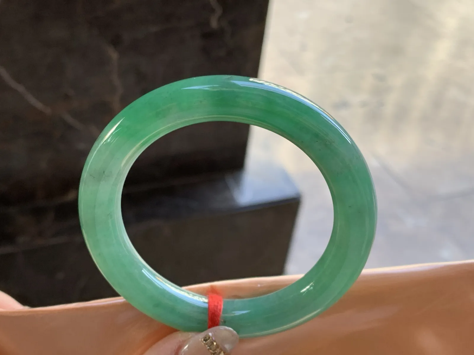 辣绿色色圆条手镯
尺寸：55.7-11.1-10.6mm
颜色浓郁 上手好看