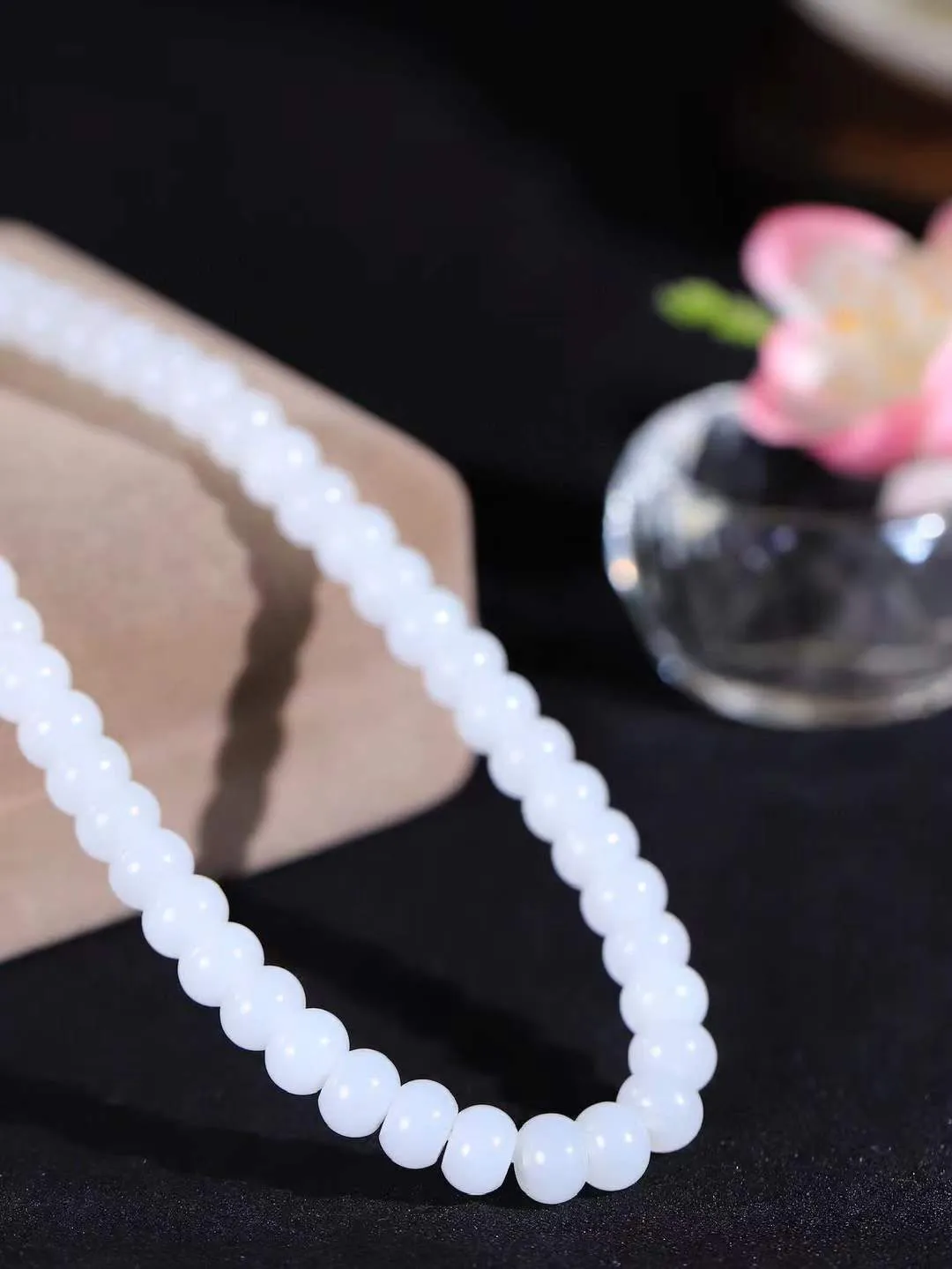 （算盘珠.项链）

精品和田玉白玉算盘珠项链，玉质细腻油润 饱满光滑 质朴无华，悠远简单，人心境界远，百世修炼深，心灵常驻善意持，觉悟人生百世修。重48克   尺寸取一5-7mm   FDA-7725167