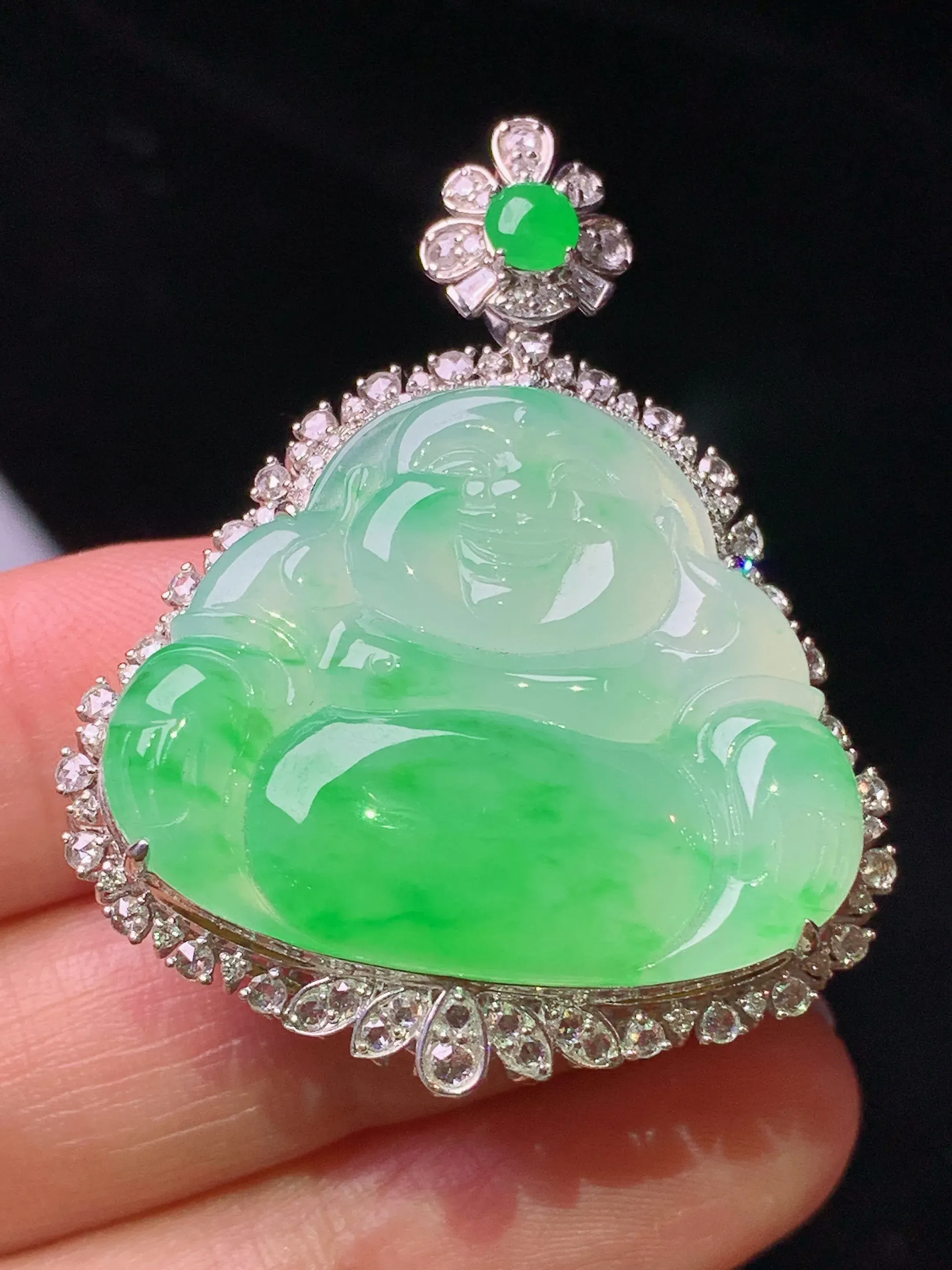 18k金钻镶嵌翠绿佛公吊坠 玉质细腻 色泽艳丽清新 整体尺寸41*33*11.8