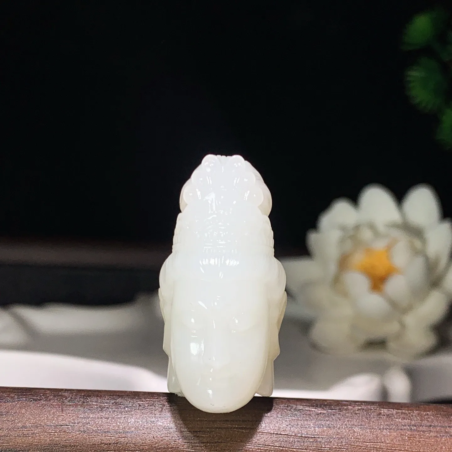 新疆和田玉羊脂白观音头挂件。尺寸37/19/20重21克 玉质细腻油润 有黑点 底色纯净 脂粉好，品