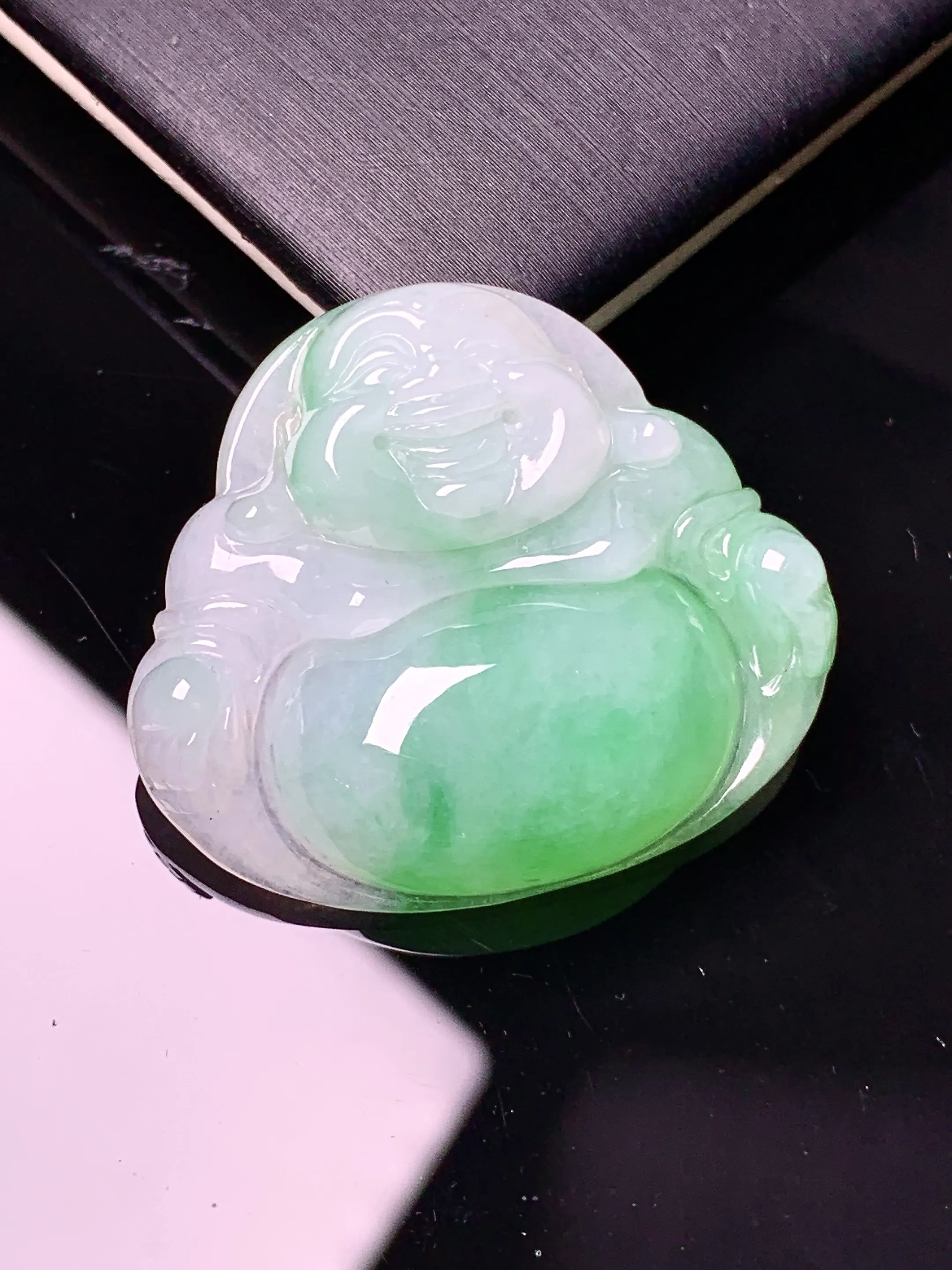 飘绿佛公吊坠 玉质细腻 色泽清新艳丽 整体尺寸28.8*33*7