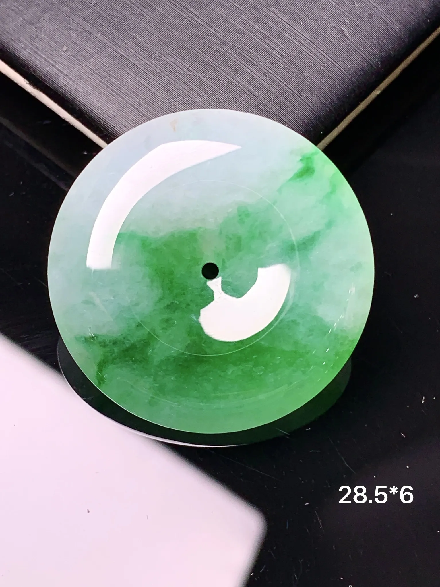 飘绿平安扣吊坠 玉质细腻 色泽清新艳丽 整体尺寸 28.5*6