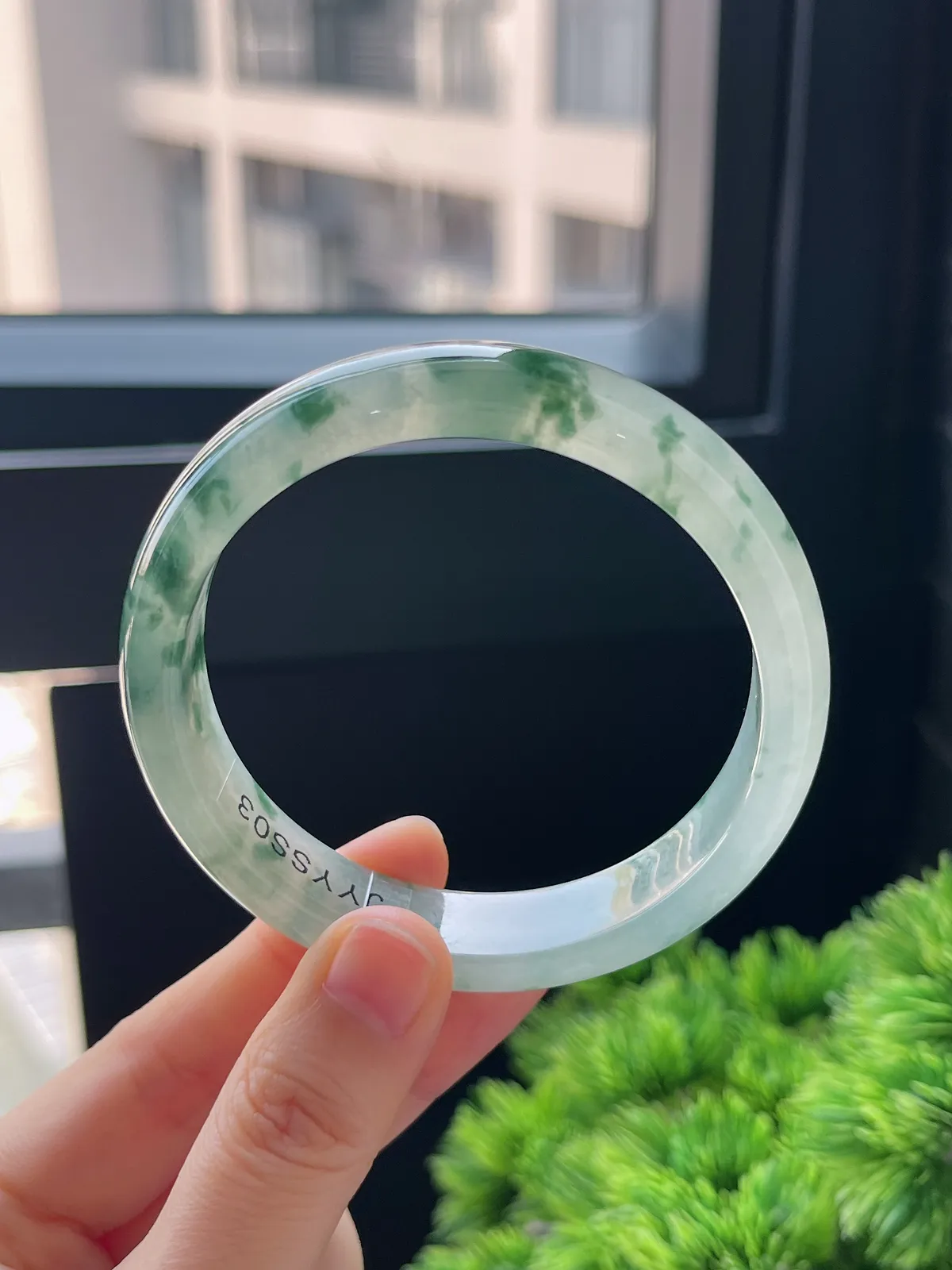 正圈58.8圈口，翡翠冰种飘绿手镯