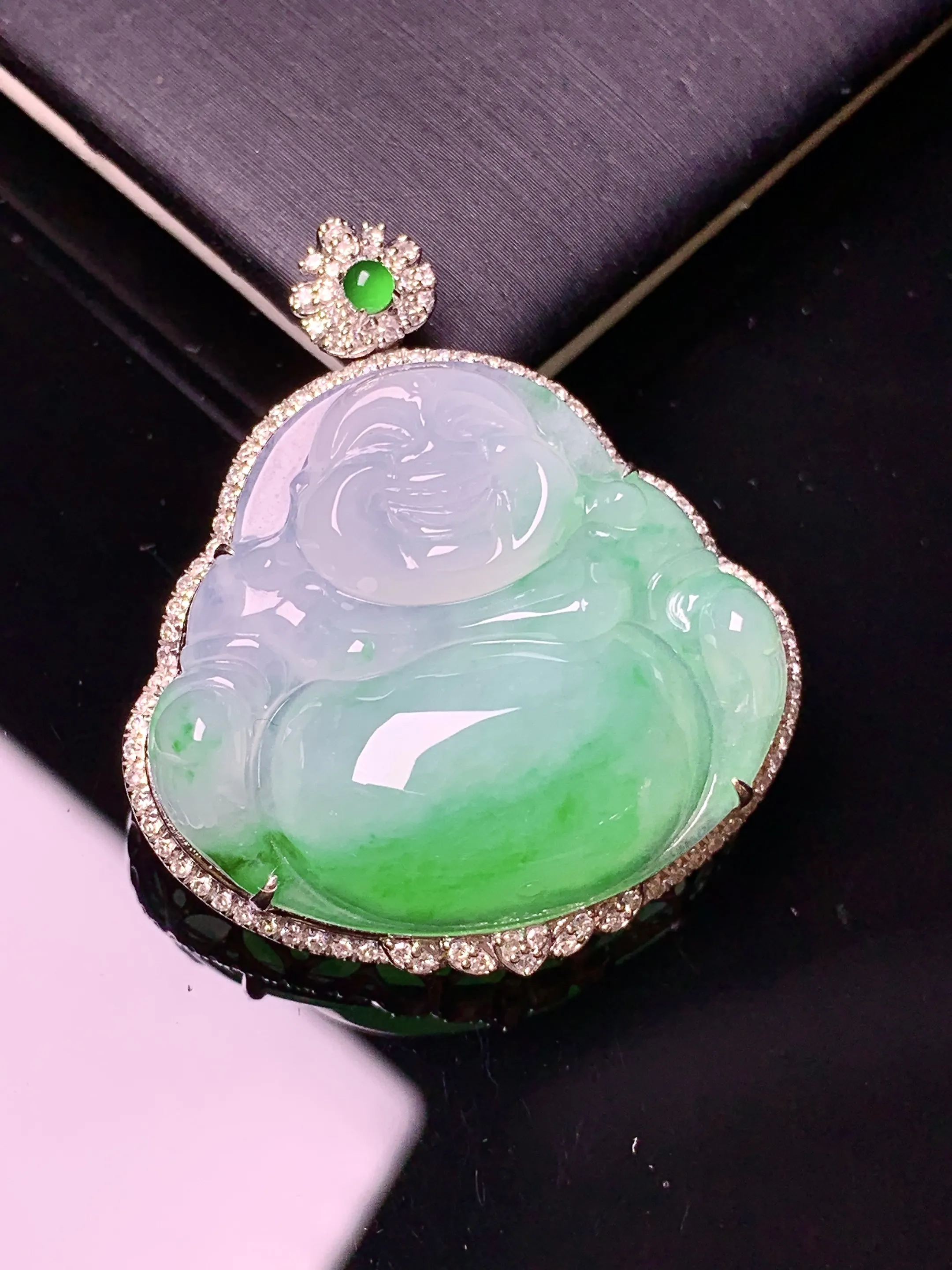 18k金钻镶嵌飘绿佛公吊坠 玉质细腻 色泽清新艳丽 整体尺寸36*31.5*10.3