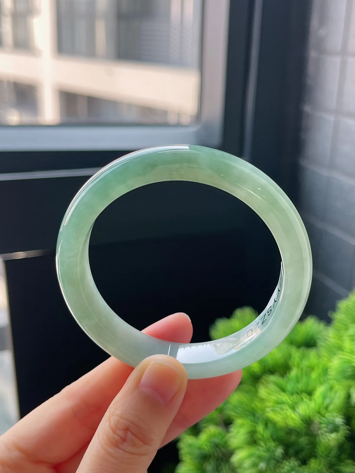 正圈54.6圈口，翡翠冰糯种飘绿手镯