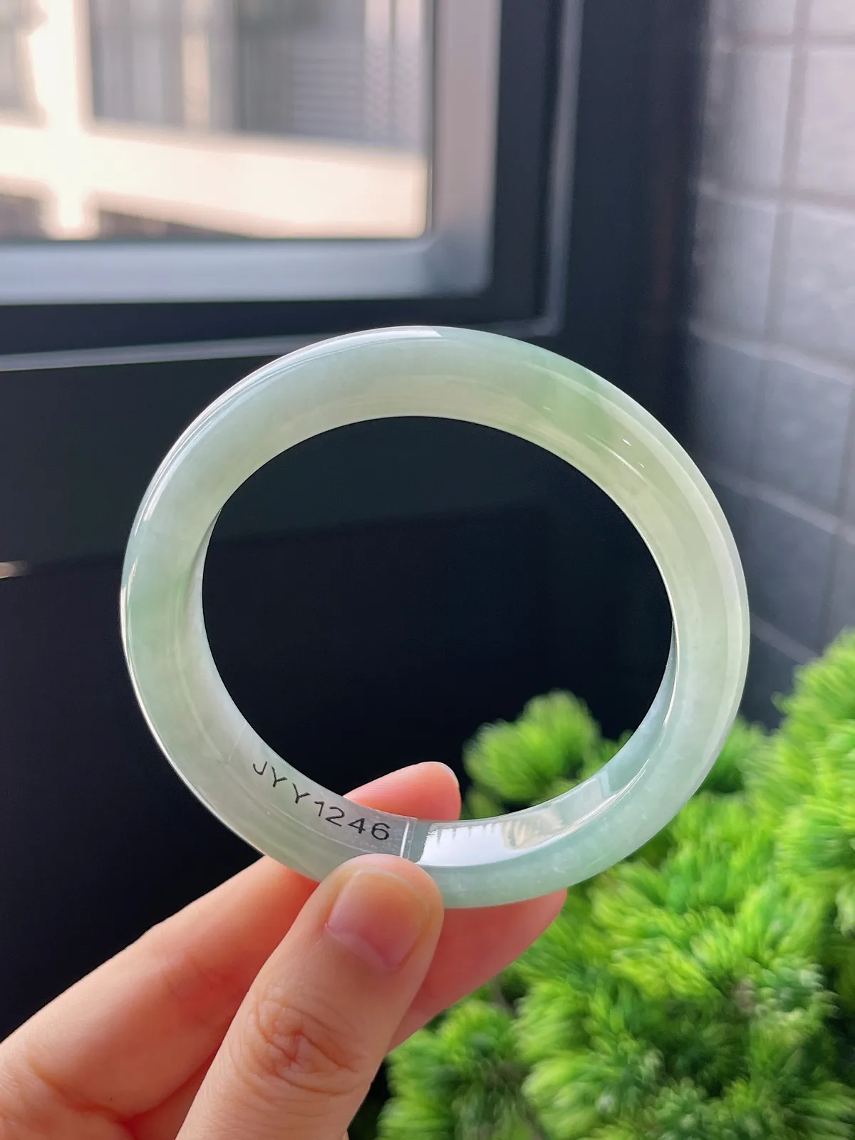 正圈55.6圈口，翡翠冰糯种飘绿手镯