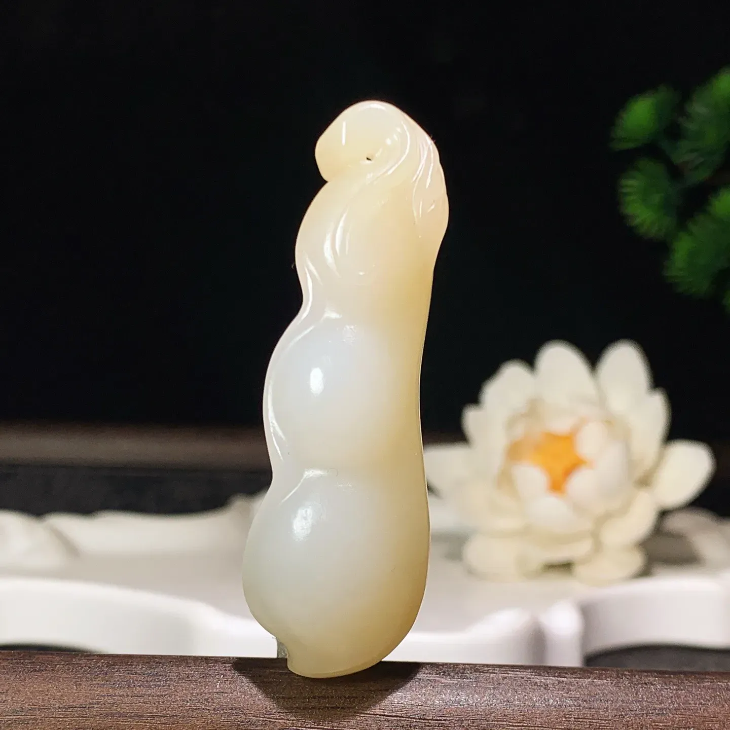 新疆和田玉且末糖四季发财福豆挂件。尺寸60/19/14重23克 玉质细腻油润 底色纯净 脂粉好，品质好。lt260130