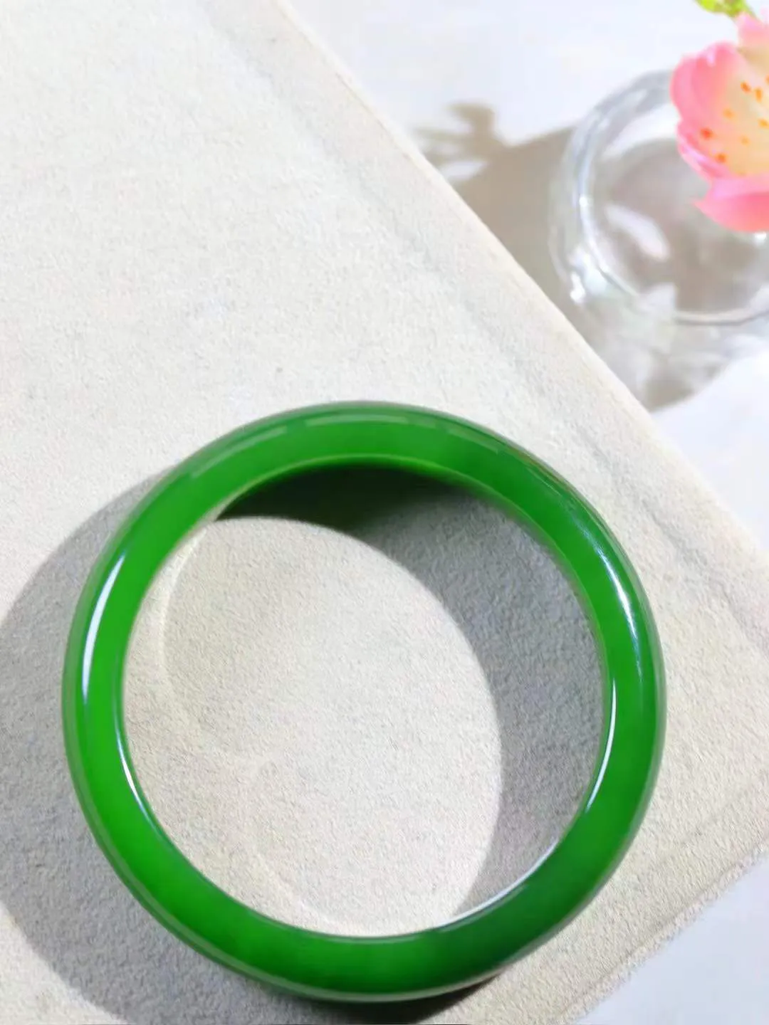 【温润如心.镯】

典藏级️和田玉碧玉手镯，精选上等碧玉料，色泽清透，质地细腻。佩戴它，感受千年玉文化的温润与优雅，愿它为您带来平安与幸福。重48克  尺寸57.5-12-7.8mm  101203111A