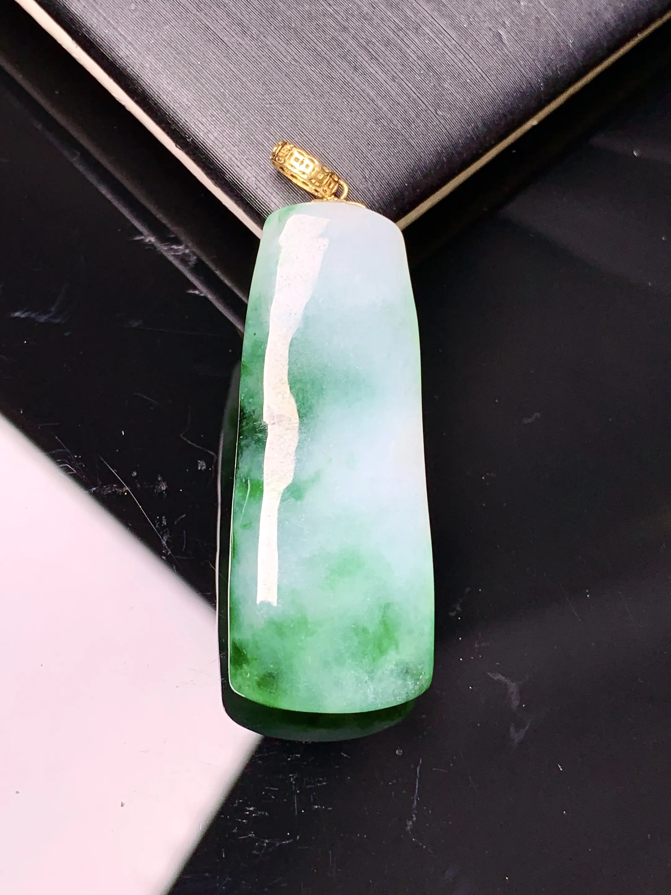 18k金镶嵌飘绿竹节吊坠 玉质细腻 色泽清新艳丽 整体尺寸40*13.5*5.3