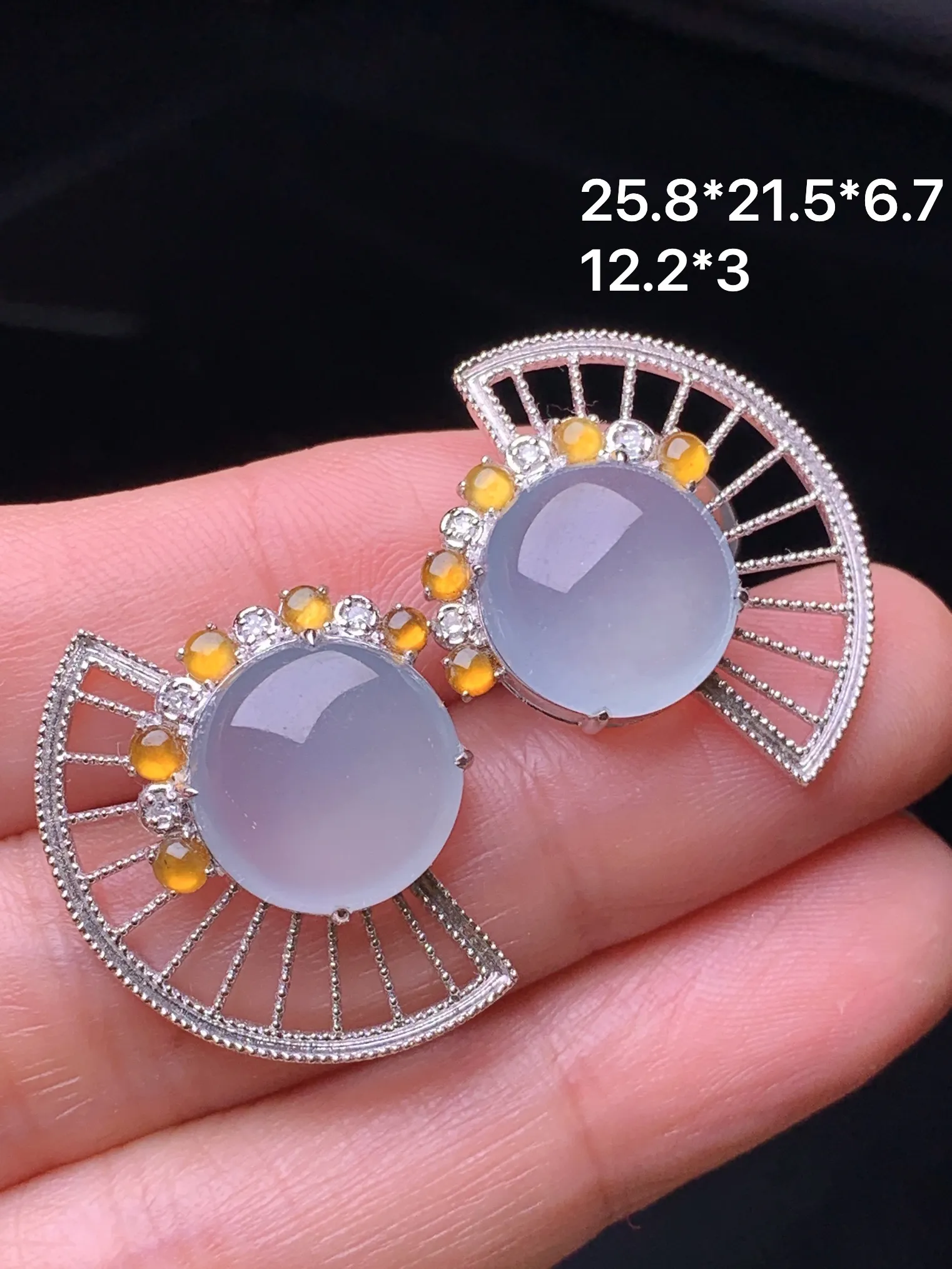 18k金钻镶嵌冰种蛋面耳钉 玉质细腻 色泽艳丽清新 整体尺寸25.8*21.5*6.7