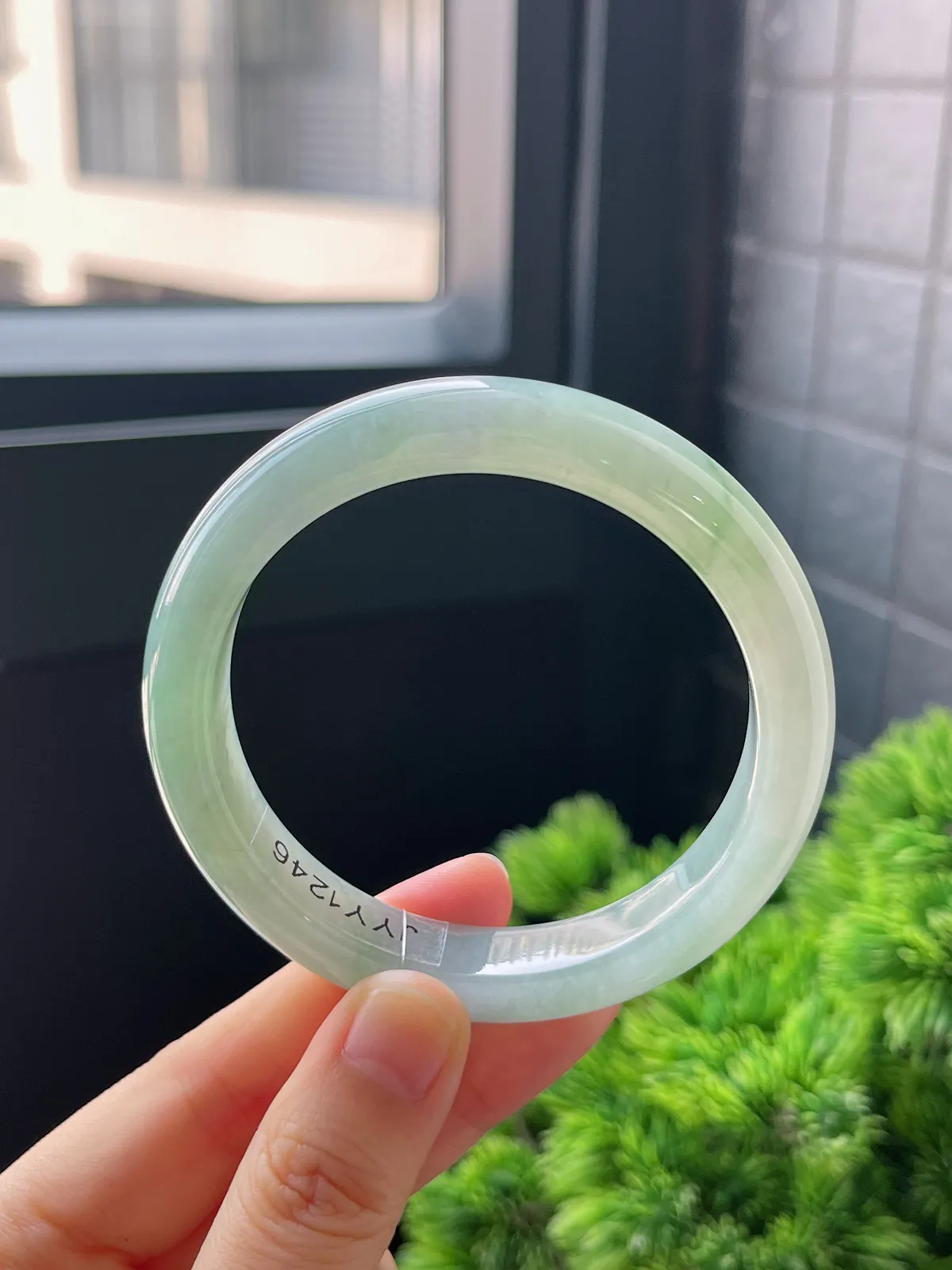 正圈55.6圈口，翡翠冰糯种飘绿手镯