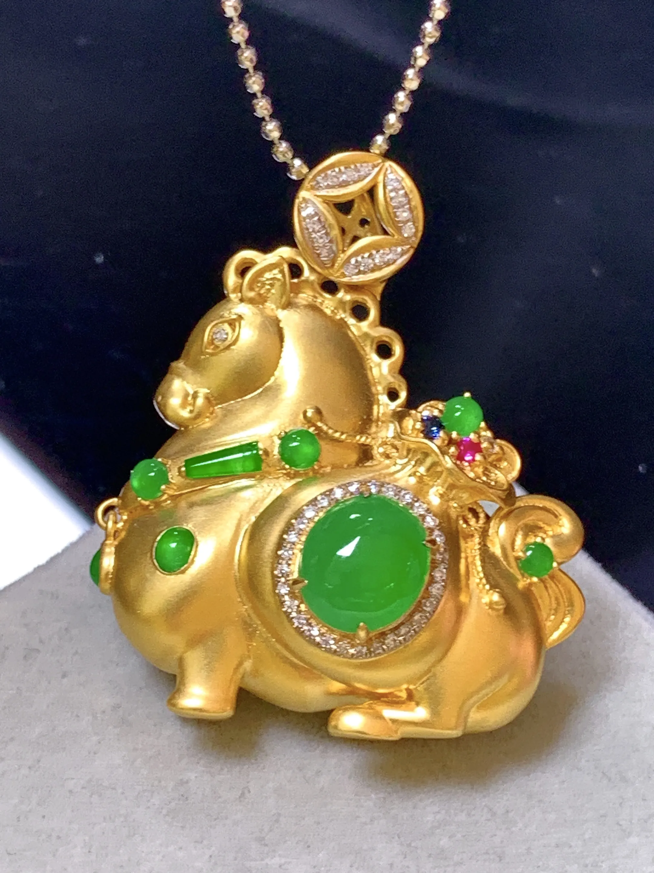 18k金钻镶嵌满绿蛋面唐马吊坠 玉质细腻 色泽艳丽清新 整体尺寸33.8*29*14.2