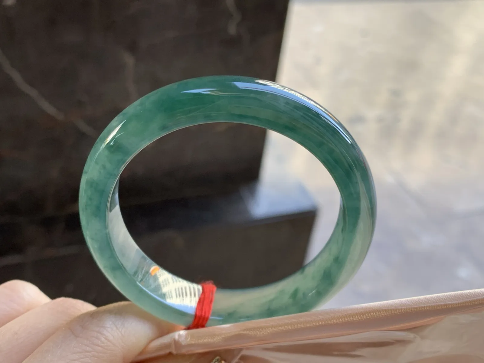 冰种飘花手镯
尺寸：54-13-7.7mm
种老肉细 实物漂亮耐看的料子