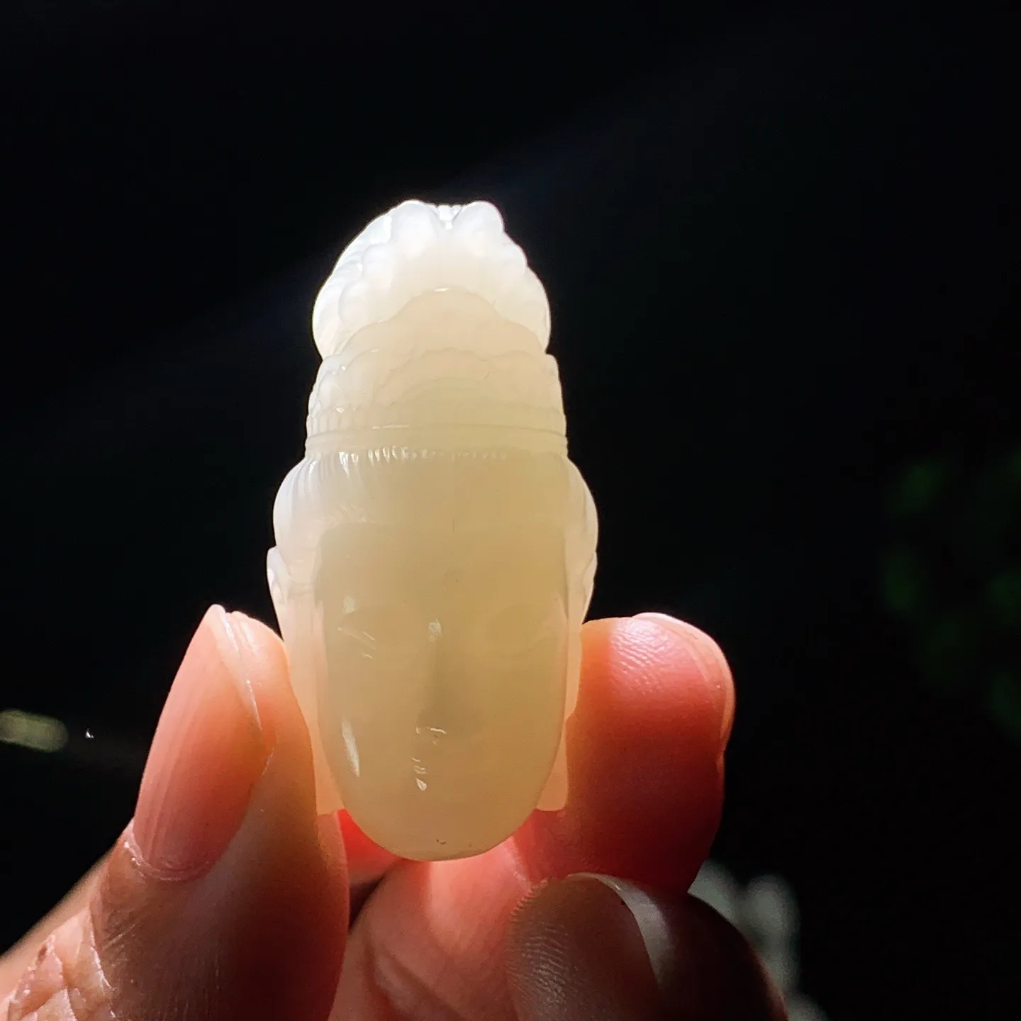 新疆和田玉羊脂白观音头挂件。尺寸37/19/20重21克 玉质细腻油润 有黑点 底色纯净 脂粉好，品质好。lt260130