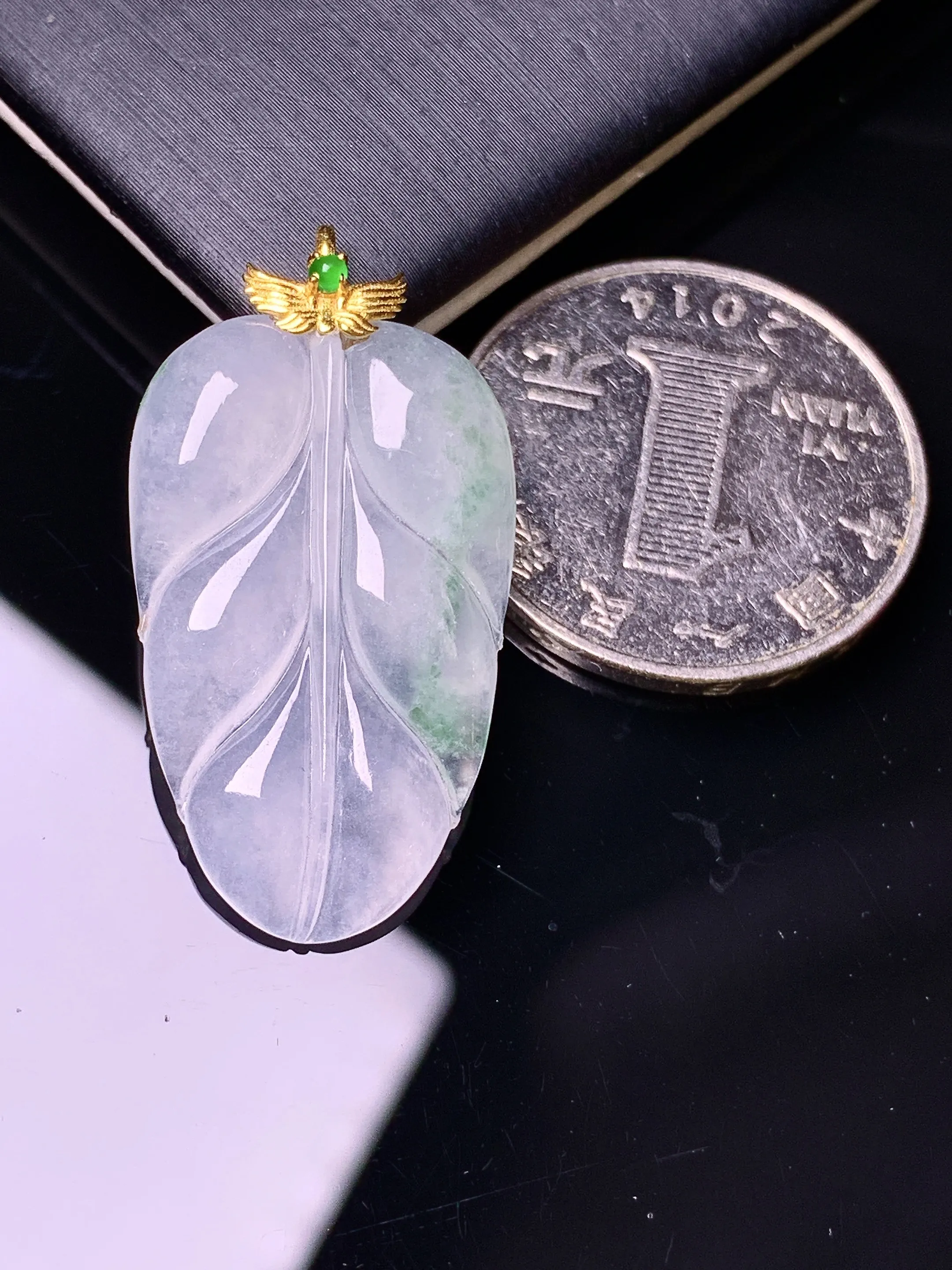 18k金镶嵌冰种飘绿树叶吊坠 玉质细腻 色泽清新艳丽 整体尺寸33.6*18*3.5