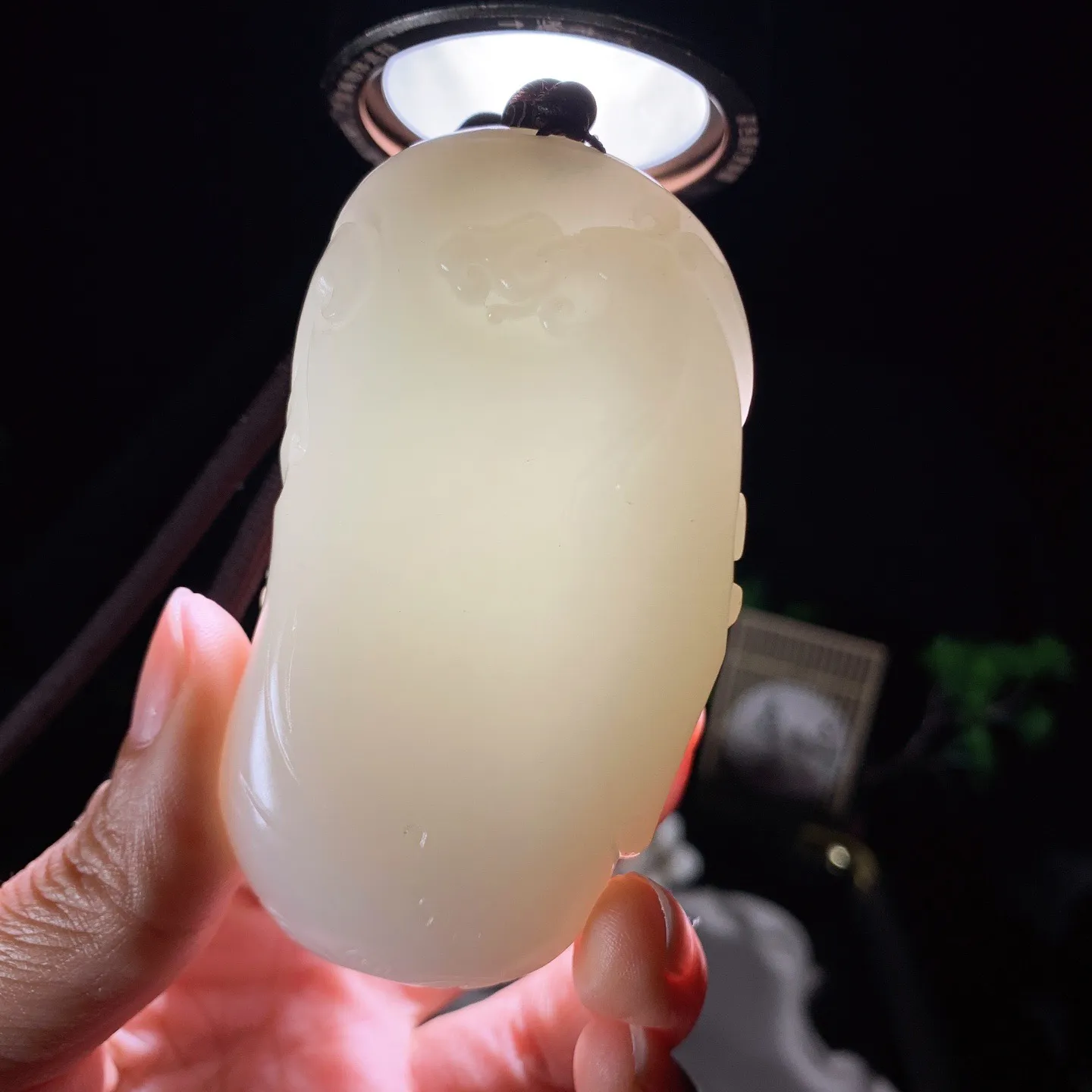 新疆和田玉白玉山料财神挂把件！尺寸80/43/24重174克。玉质细腻油润。手推出油。品相大气 lt260202