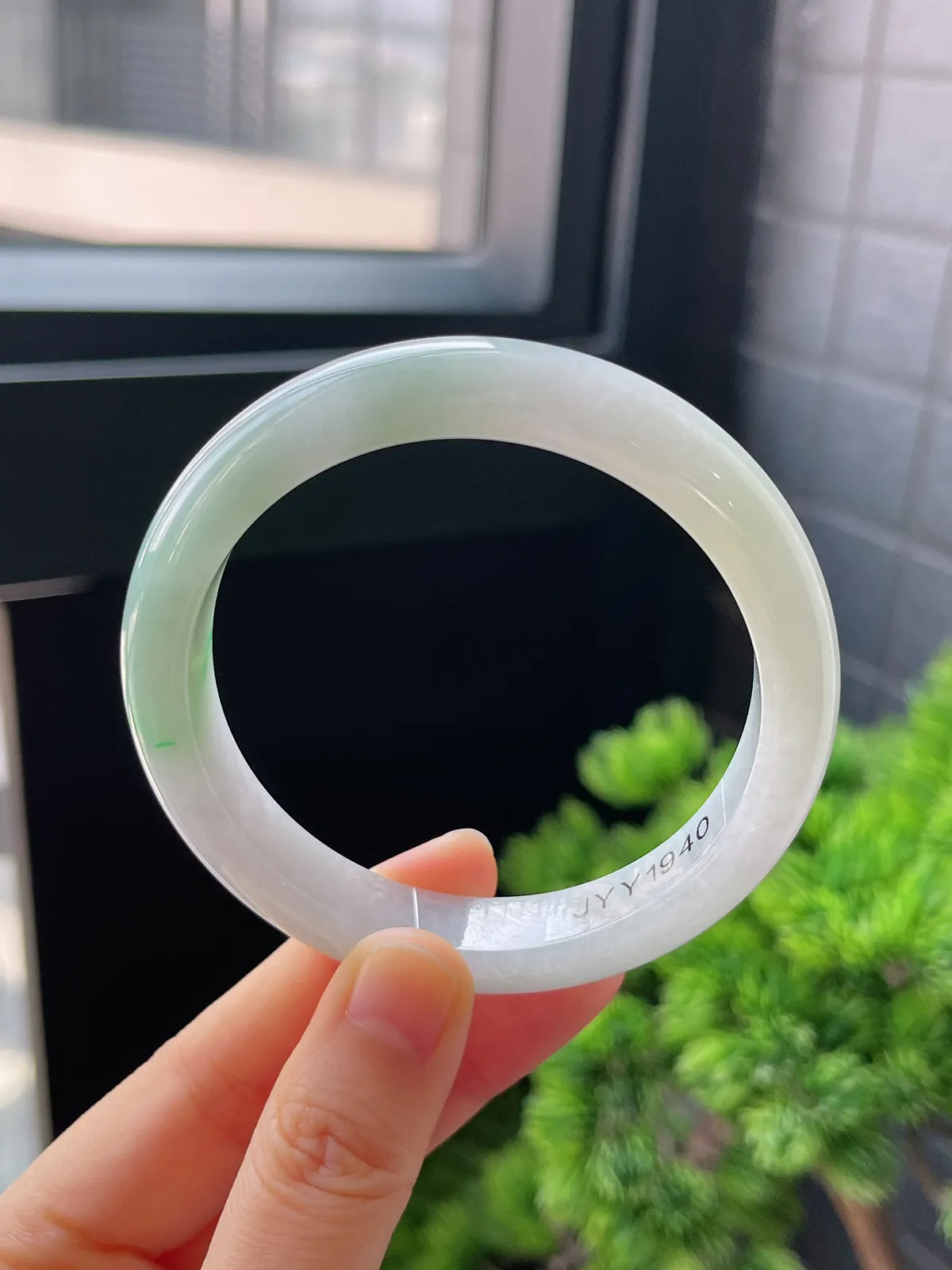 正圈57.9圈口，翡翠冰糯种飘绿手镯