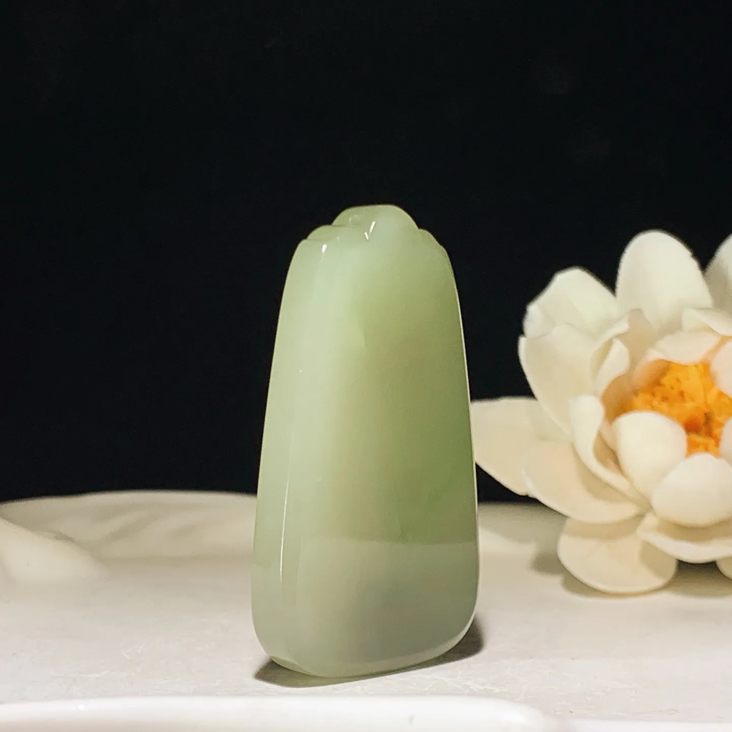 和田玉青海翠翠青平安无事牌挂件。尺寸50/30/7重24.5克 玉质细腻油润 底色纯净 脂粉好，品质