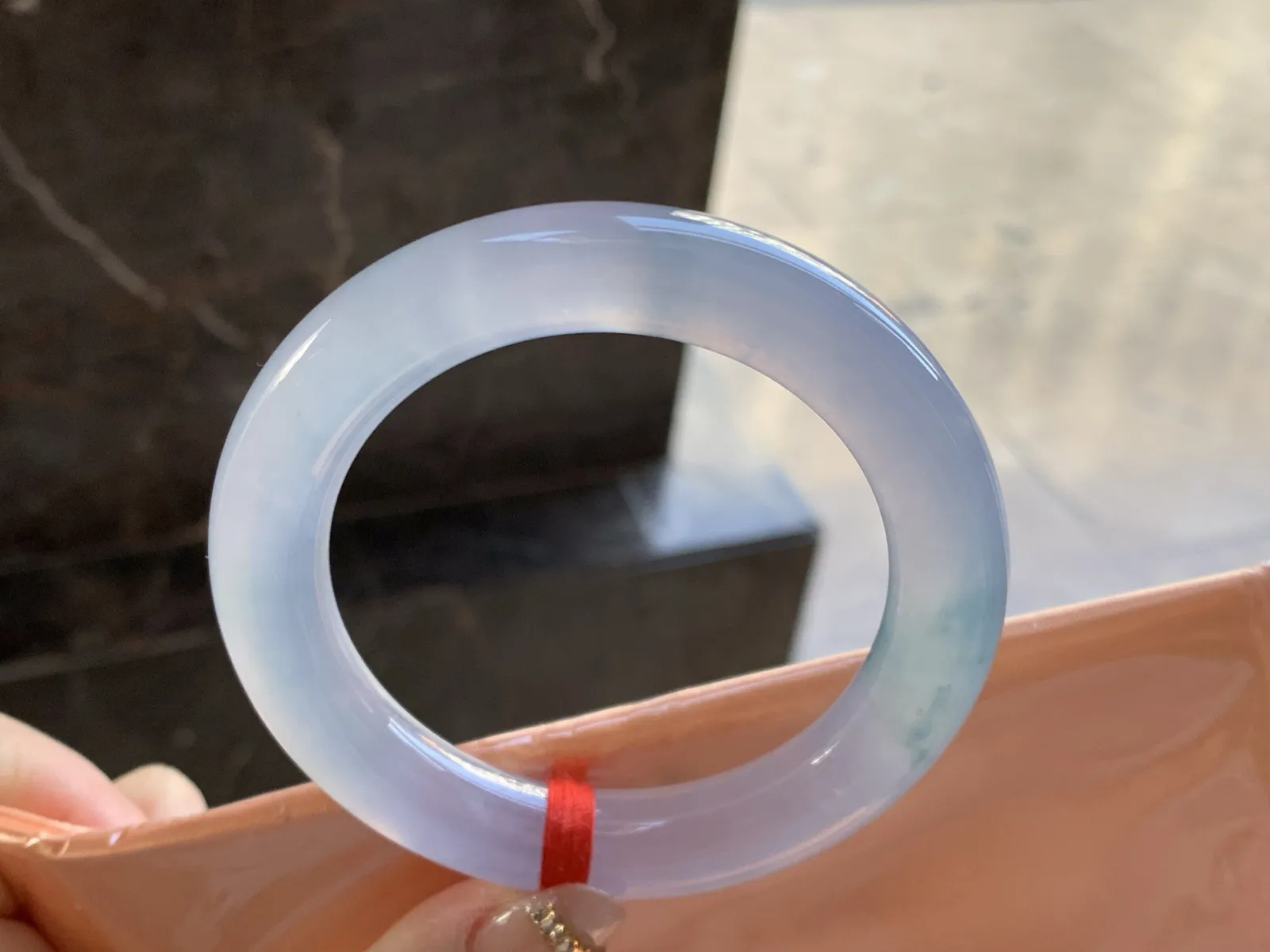 冰味飘花圆条手镯
尺寸：57-11.7-11.8mm
种老肉细 冰味十足