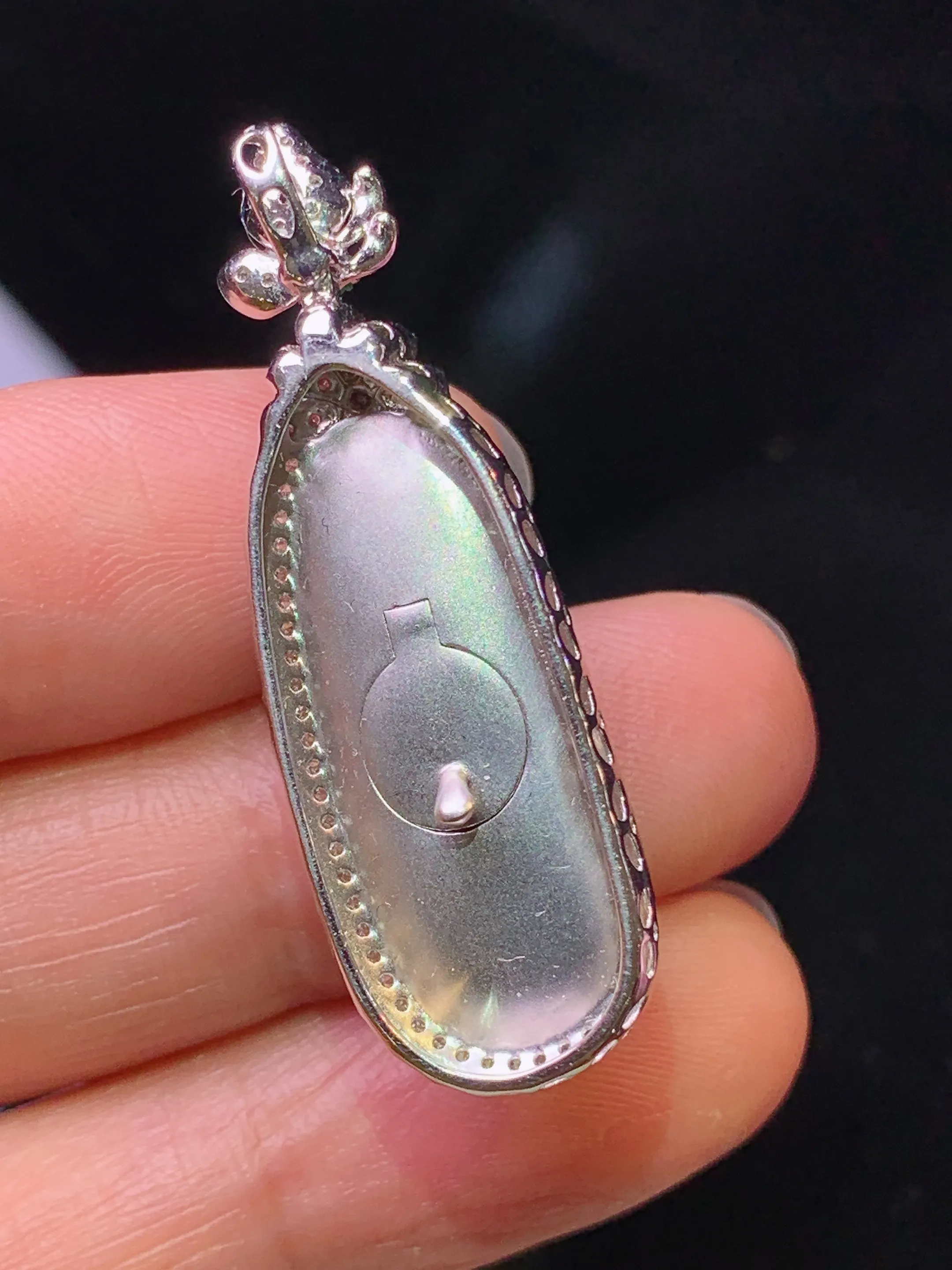 18k金钻镶嵌翠绿四季豆吊坠 玉质细腻 色泽清新艳丽 整体尺寸38.2*12.3*9.3