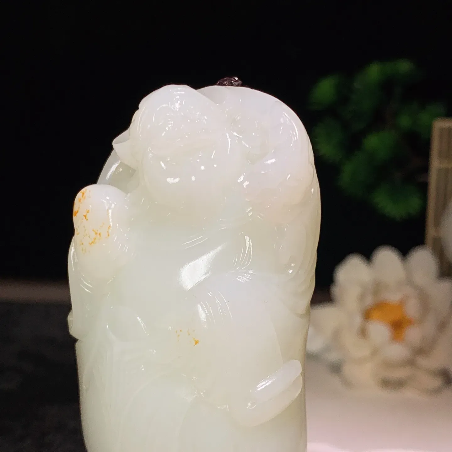 新疆和田玉白玉山料财神挂把件！尺寸80/43/24重174克。玉质细腻油润。手推出油。品相大气 lt260202