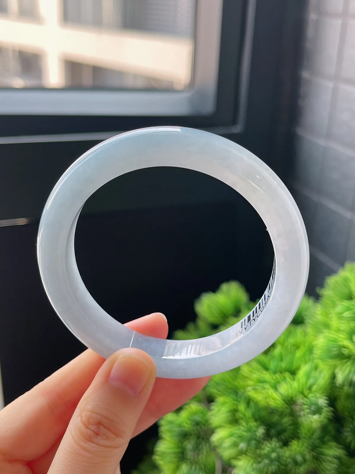 正圈57.9圈口，翡翠冰糯种淡蓝色手镯