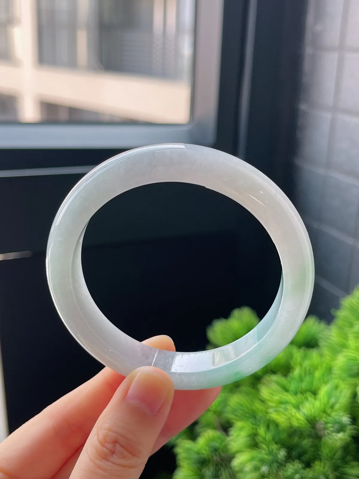 正圈57.6圈口，翡翠冰糯种飘绿手镯