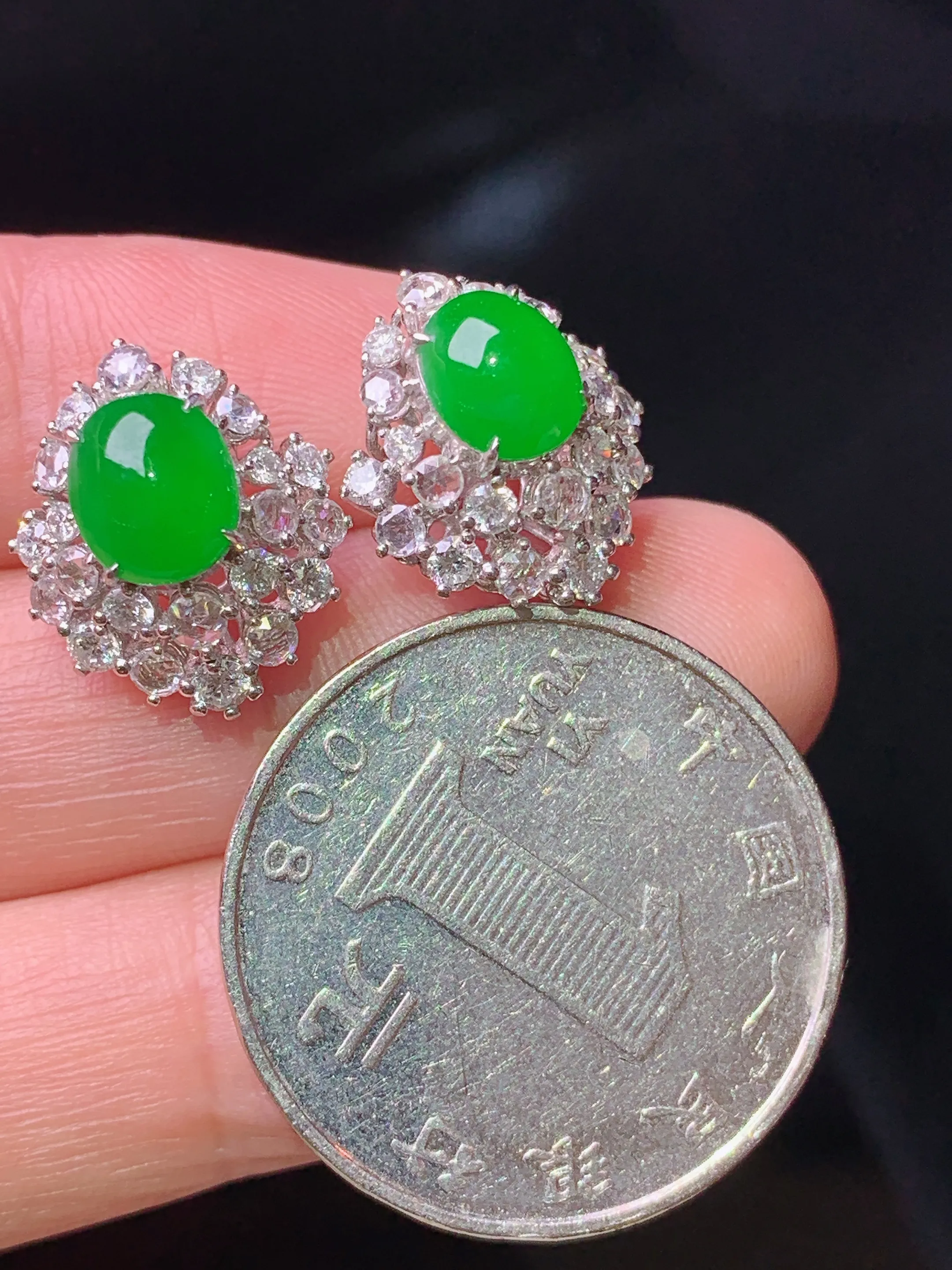 18k金钻镶嵌满绿蛋面耳钉 玉质细腻 色泽清新艳丽 整体尺寸15.3*13.5*10