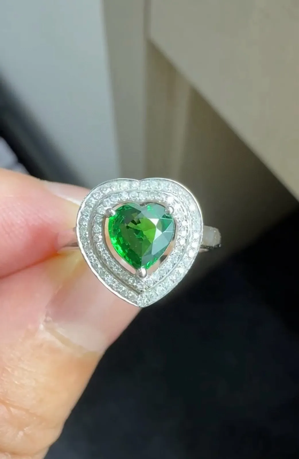 18k金钻石镶嵌沙弗莱戒指，尺寸11.7*12mm，重量2.639g，圈口14可改